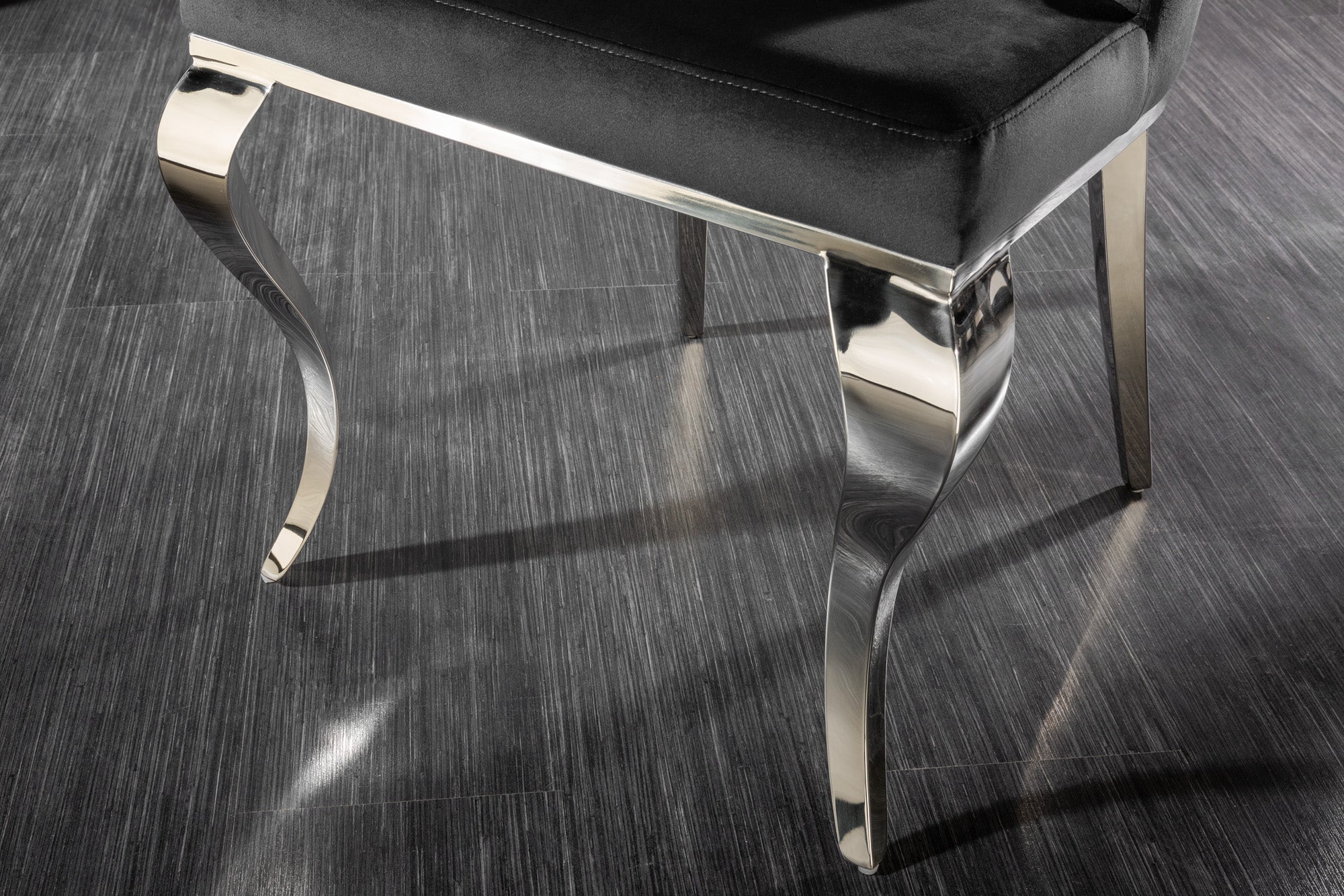 Juego de 2 elegantes sillas modernas de estilo barroco en terciopelo negro con cabeza de león plateada