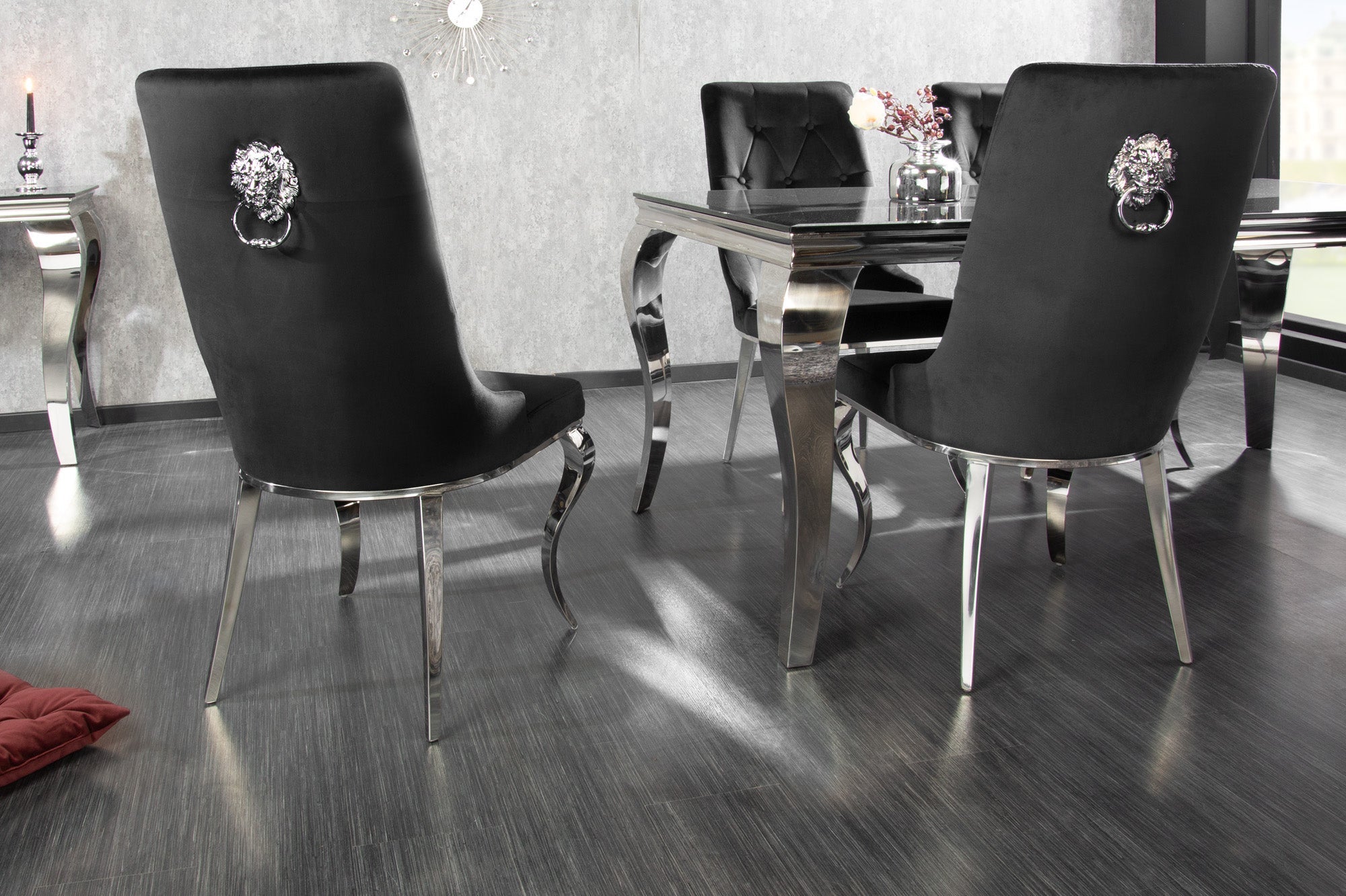 Juego de 2 elegantes sillas modernas de estilo barroco en terciopelo negro con cabeza de león plateada