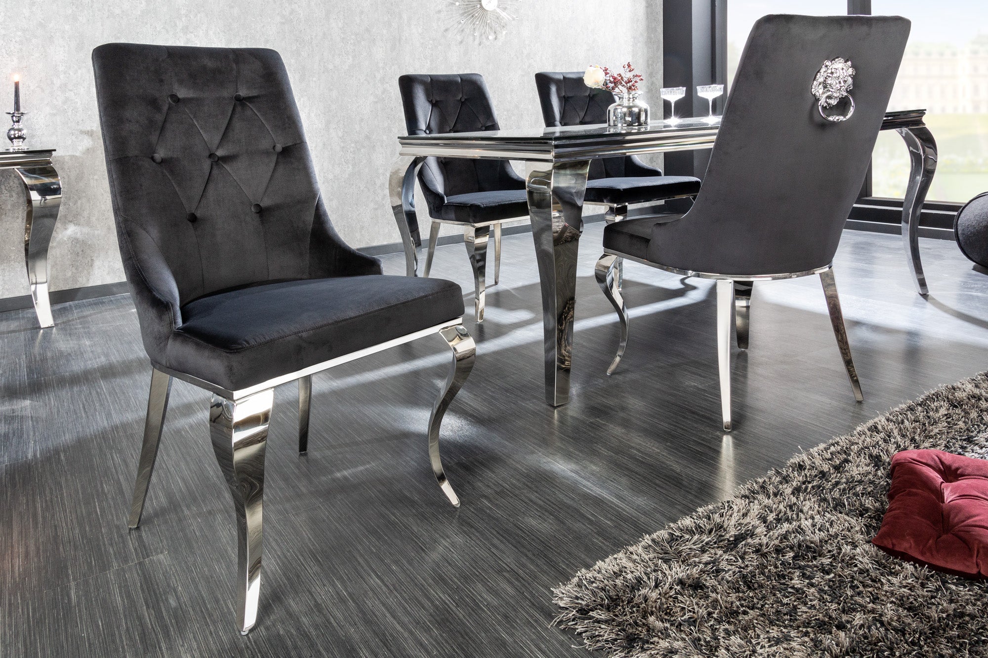 Juego de 2 elegantes sillas modernas de estilo barroco en terciopelo negro con cabeza de león plateada