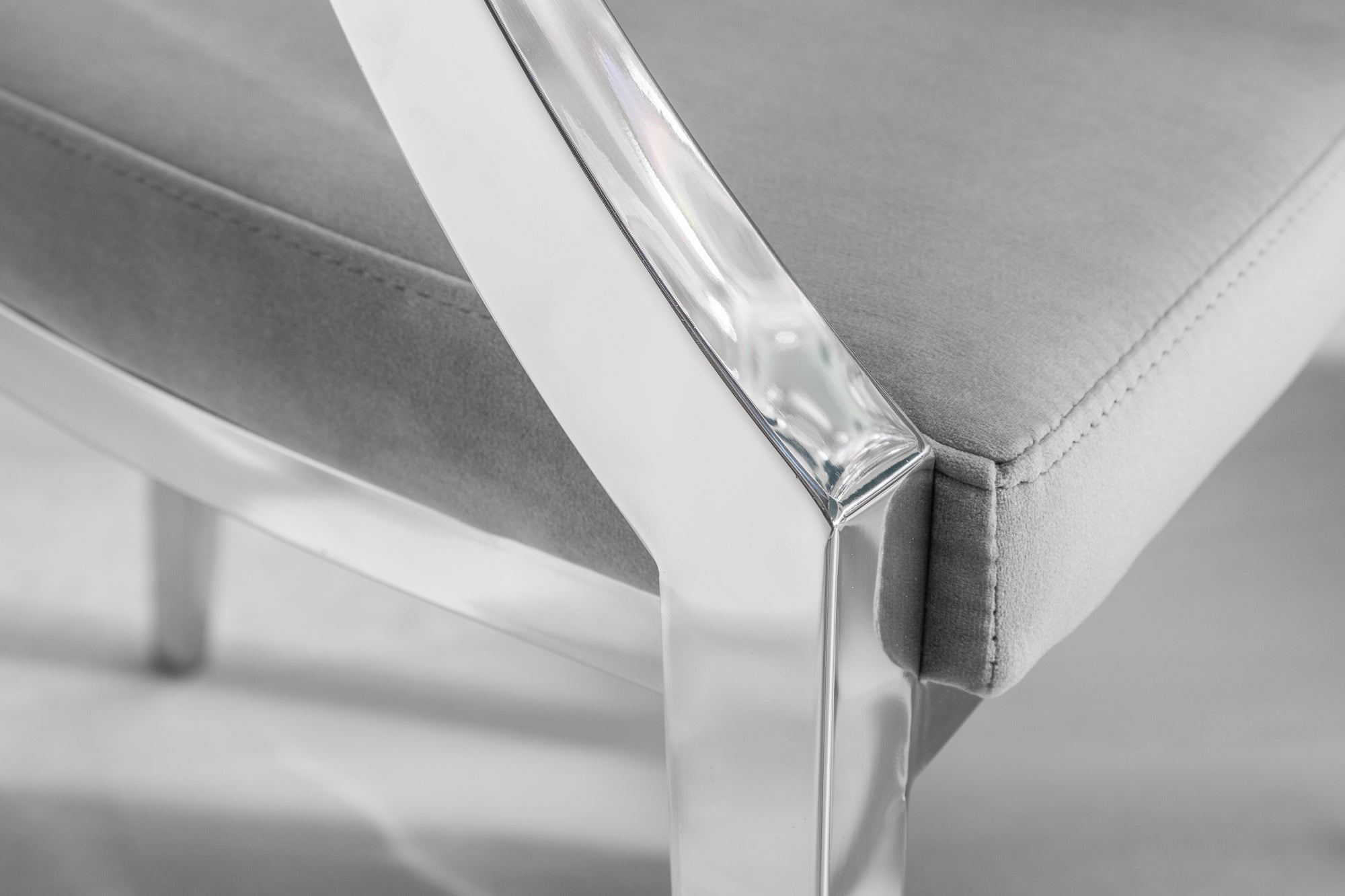 Elegante silla MODERN BAROCK de terciopelo gris noble con reposabrazos y botones decorativos