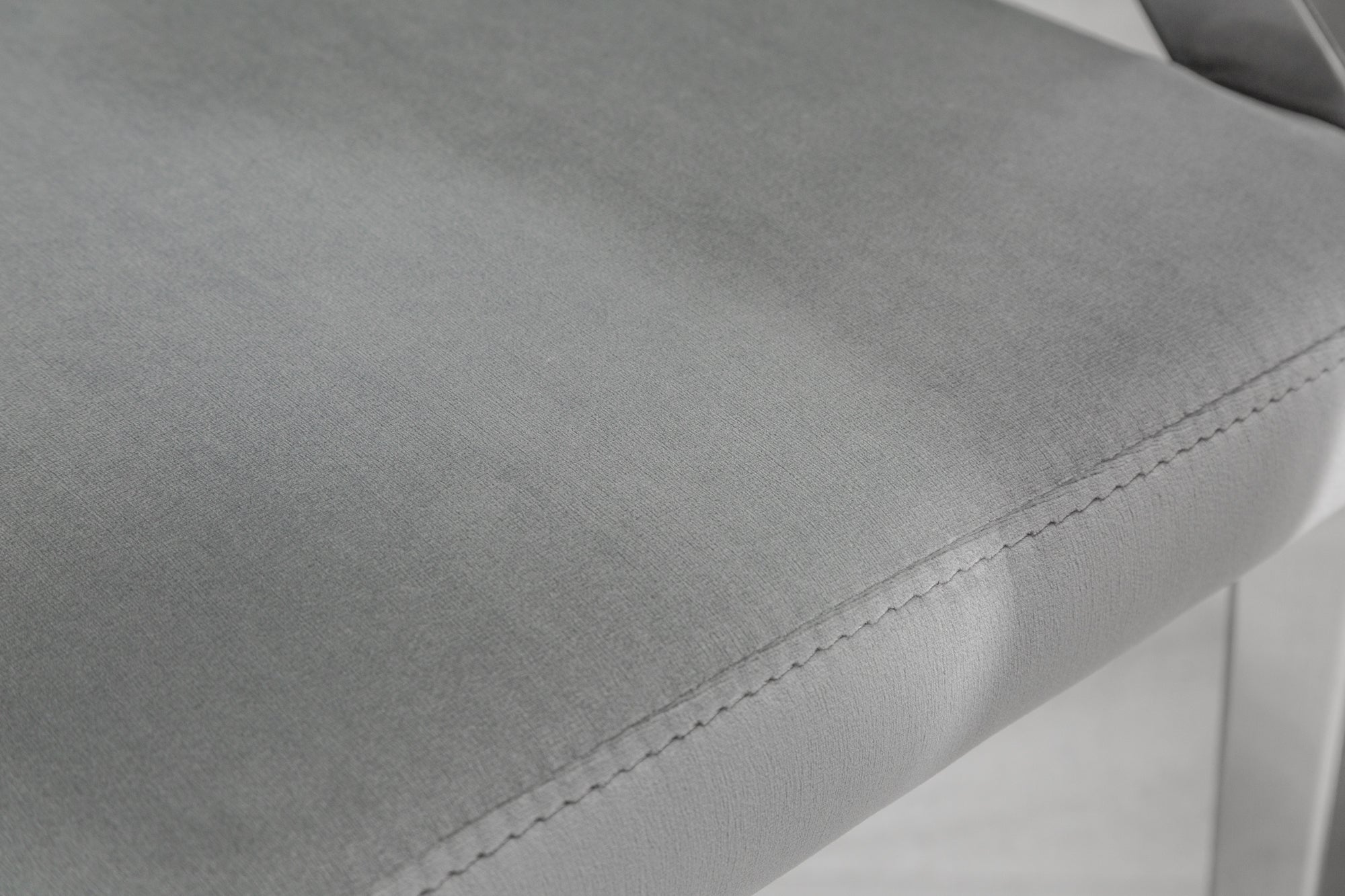 Elegante silla MODERN BAROCK de terciopelo gris noble con reposabrazos y botones decorativos
