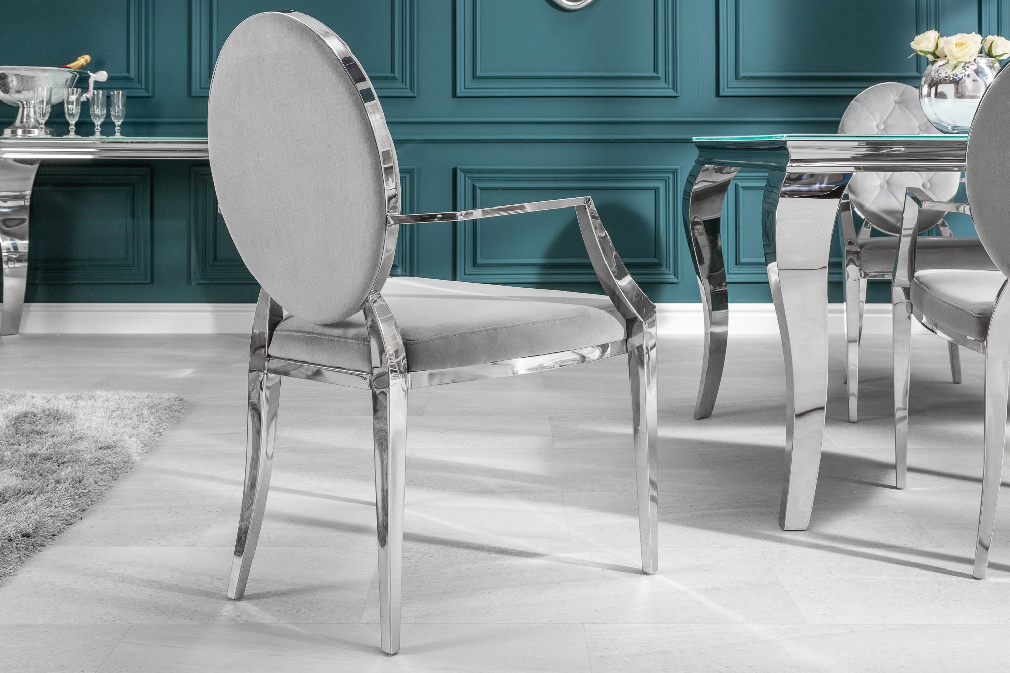Elegante silla MODERN BAROCK de terciopelo gris noble con reposabrazos y botones decorativos