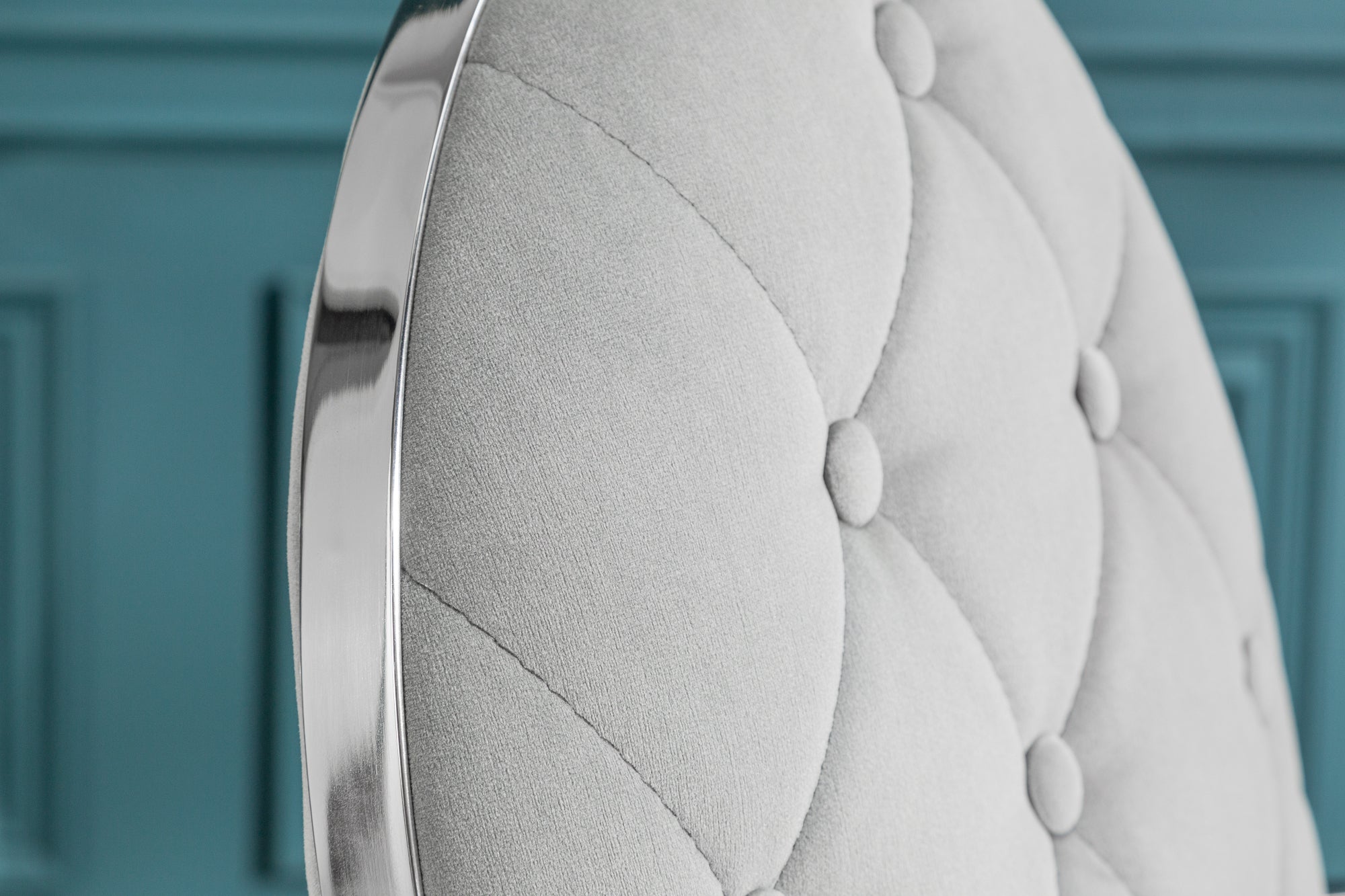 Elegante silla MODERN BAROCK de terciopelo gris noble con reposabrazos y botones decorativos