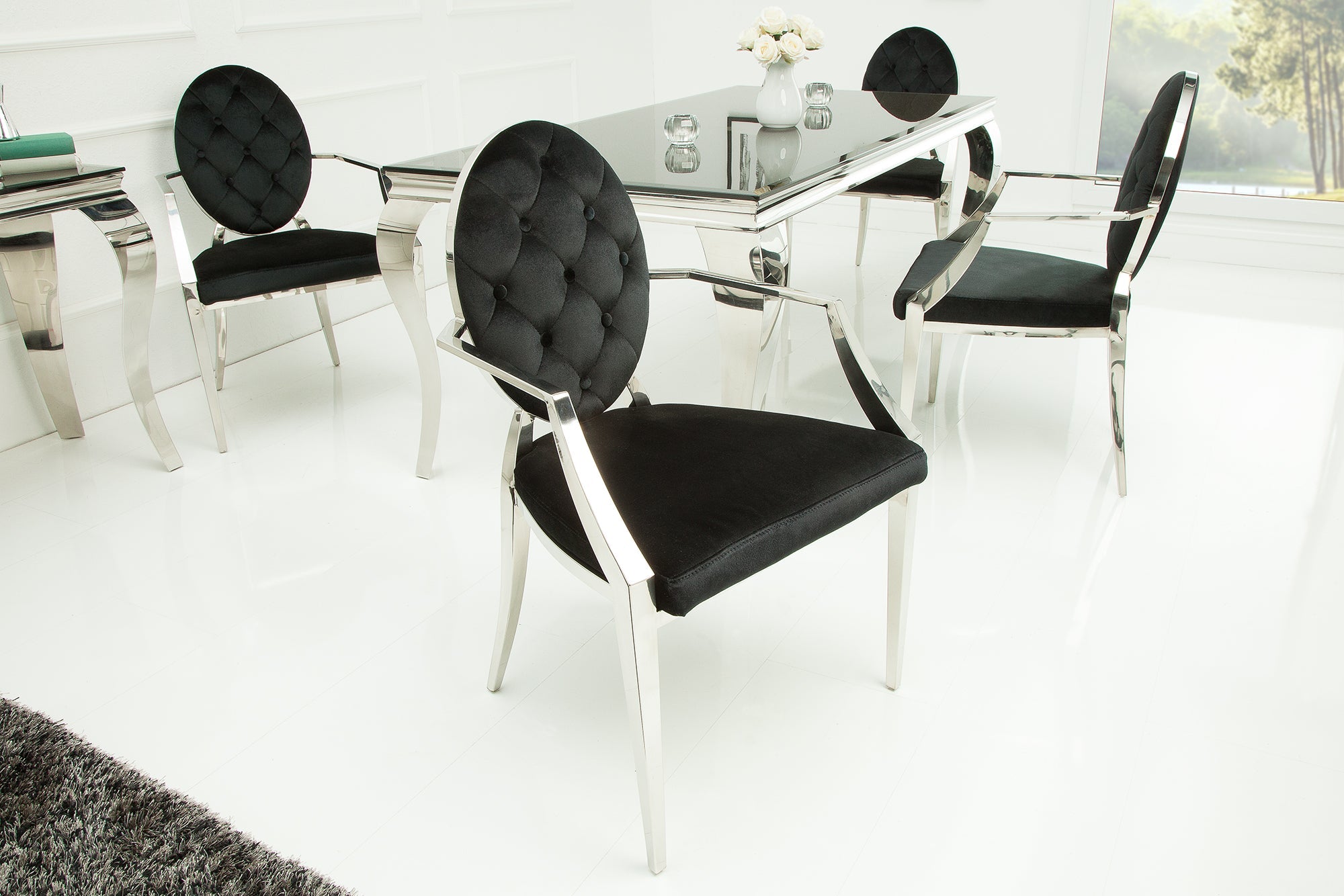 Elegante silla MODERN BAROCK de terciopelo negro con reposabrazos y botones decorativos