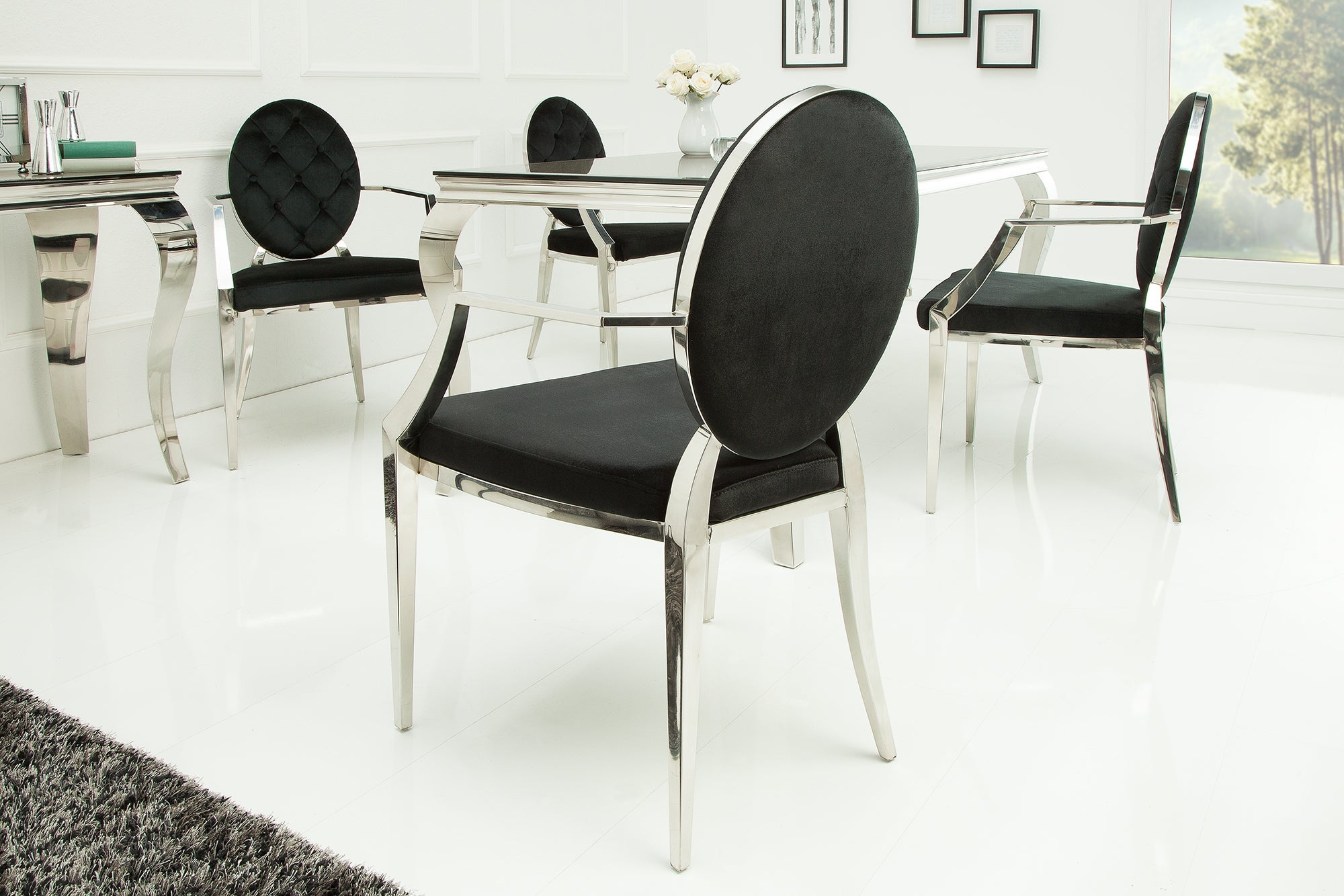 Elegante silla MODERN BAROCK de terciopelo negro con reposabrazos y botones decorativos