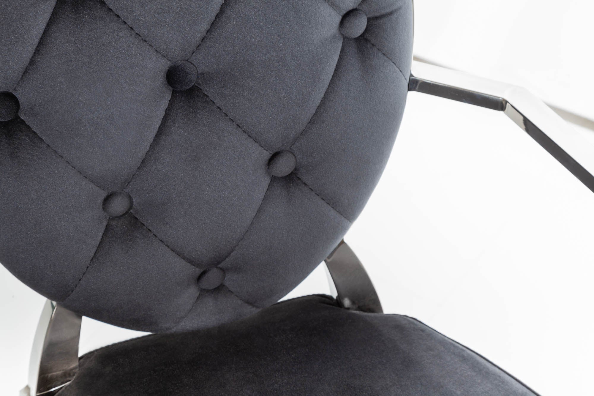 Elegante silla MODERN BAROCK de terciopelo negro con reposabrazos y botones decorativos