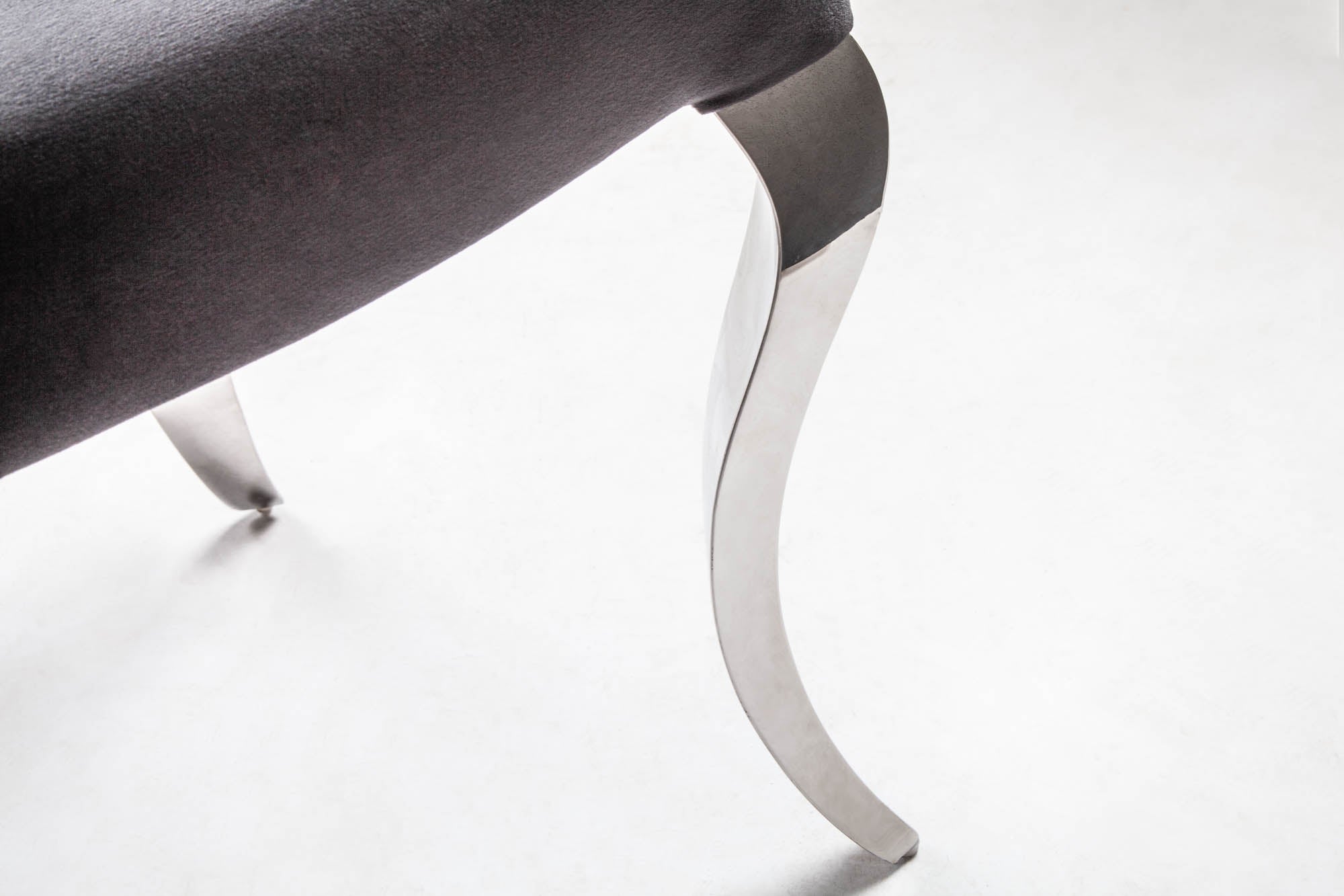 Lote de 2 elegantes sillas MODERNE BAROQUE de terciopelo negro con patas de botón de acero inoxidable