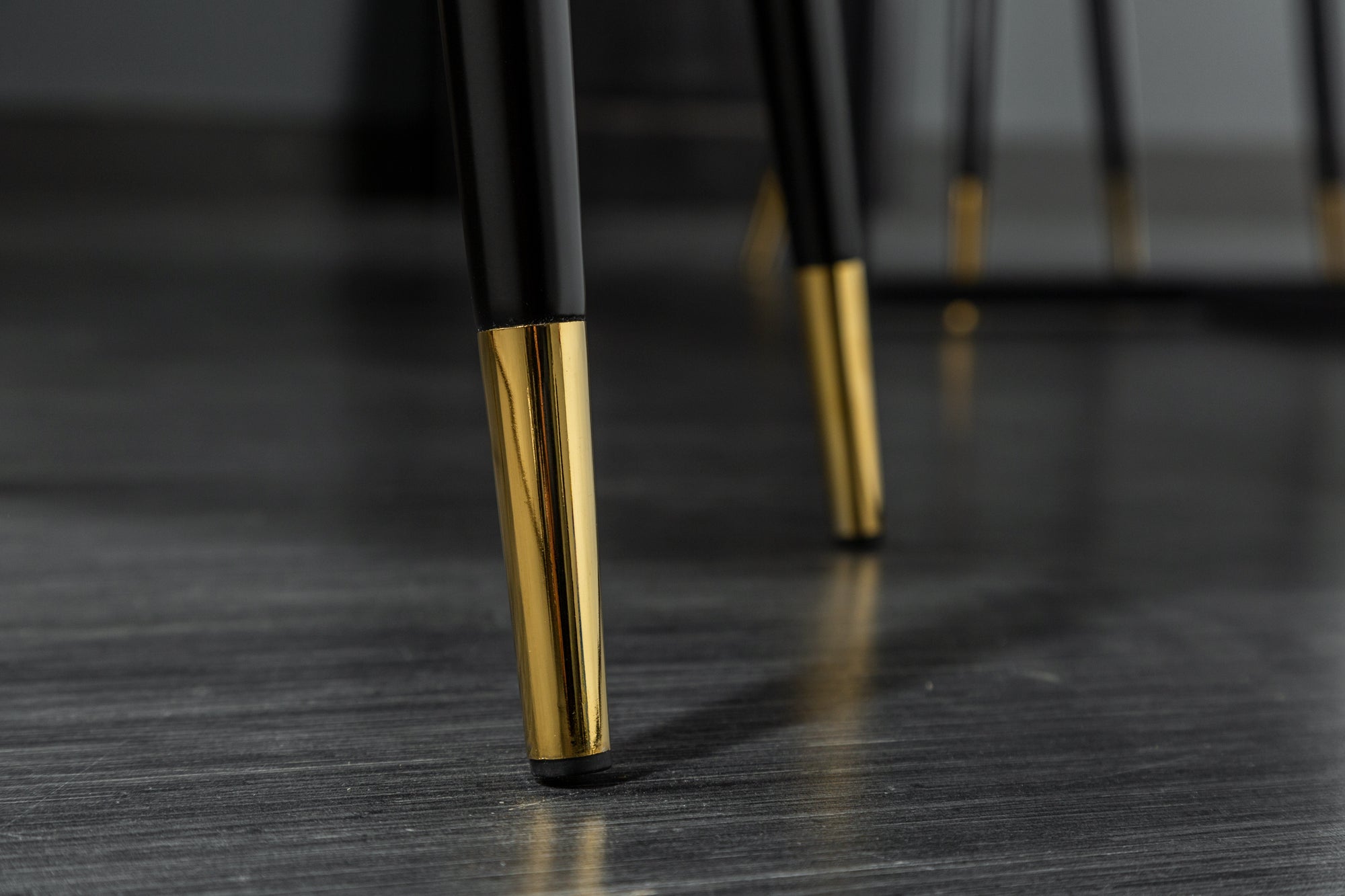 Lot de 2x chaises élégante PARIS en velours rouge, surpiqûres décoratives, embouts dorés, design rétro, avec accoudoirs