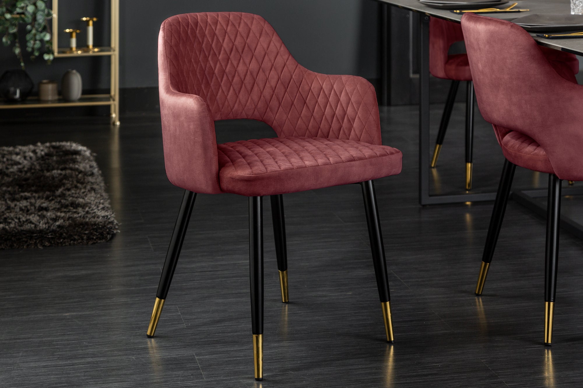 Lote de 2 elegantes sillas PARIS de terciopelo rojo, costuras decorativas, puntas doradas, diseño retro, con reposabrazos