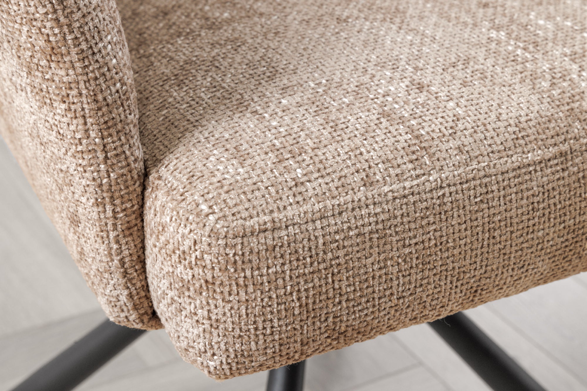 Lote de 2 sillas giratorias BIG GEORGE de tela texturizada beige con reposabrazos de metal negro