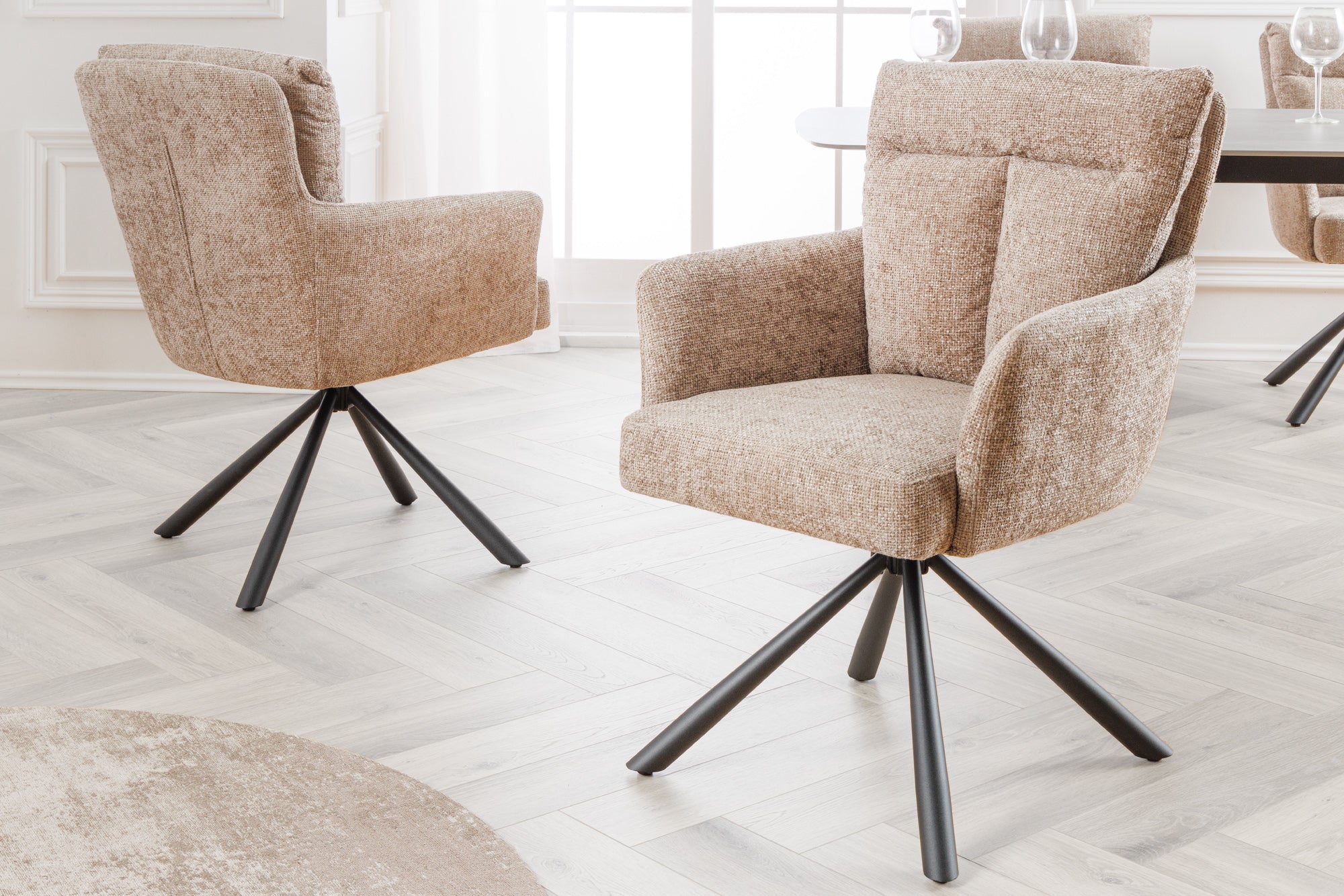 Lote de 2 sillas giratorias BIG GEORGE de tela texturizada beige con reposabrazos de metal negro
