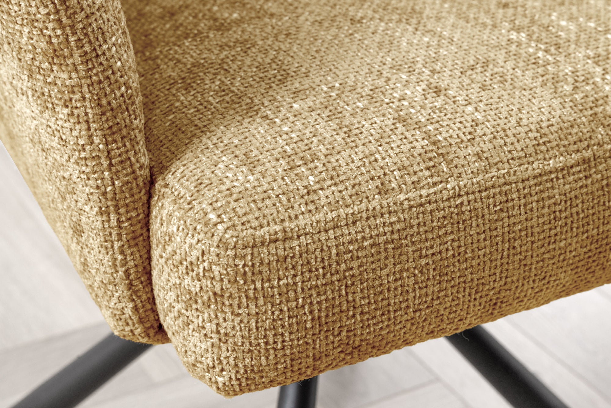 Lote de 2 sillas giratorias BIG GEORGE de tela con textura amarillo mostaza y reposabrazos de metal negro