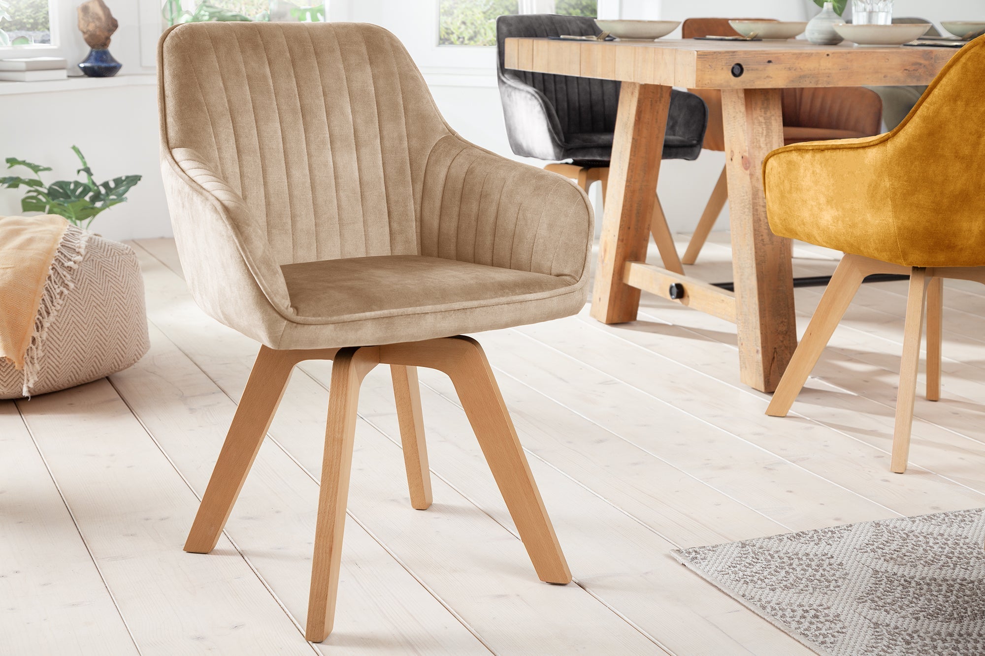 Chaise pivotante LIVORNO velours grège champagne avec accoudoir recouvert de bois de hêtre