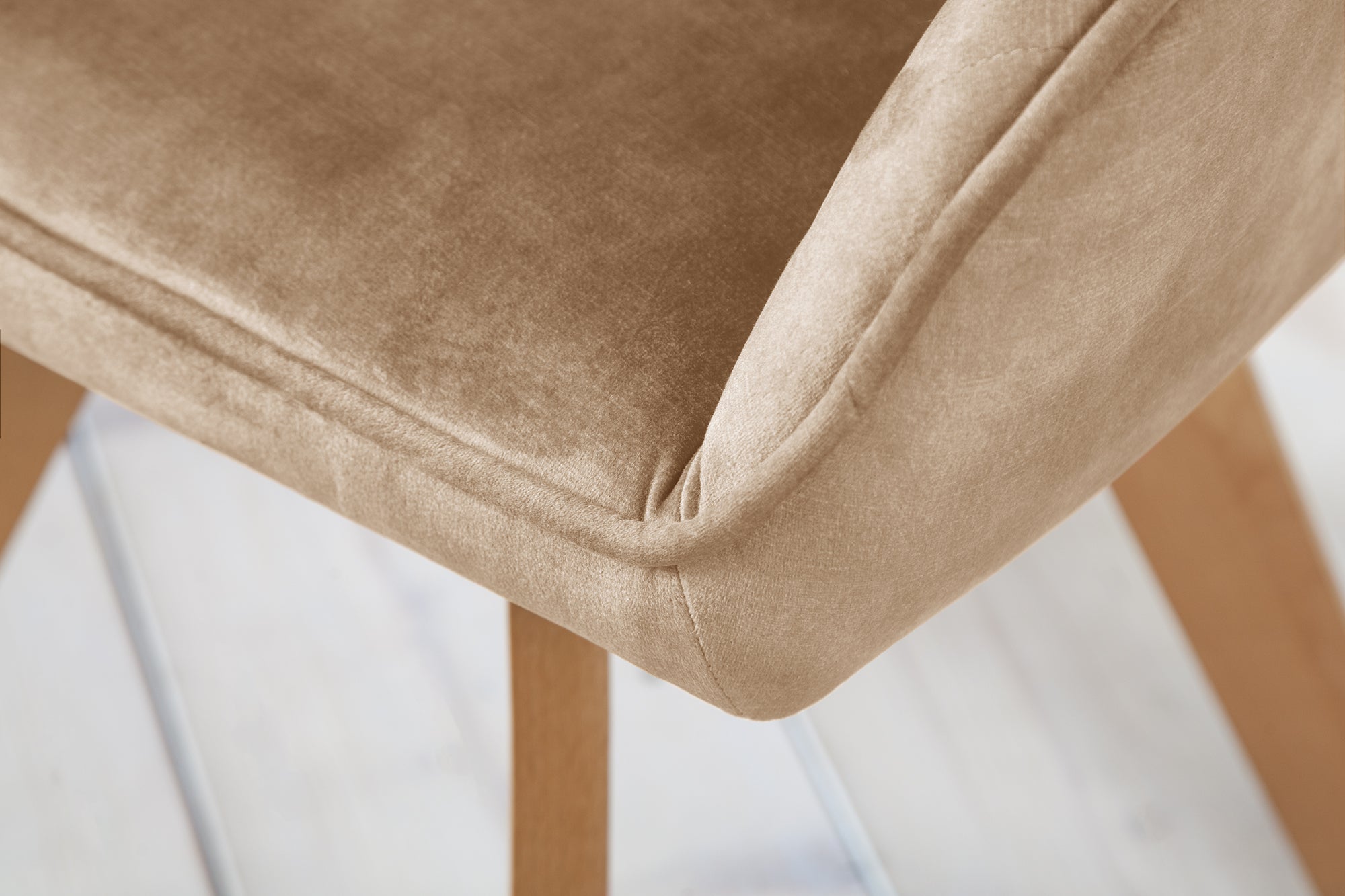 Chaise pivotante LIVORNO velours grège champagne avec accoudoir recouvert de bois de hêtre