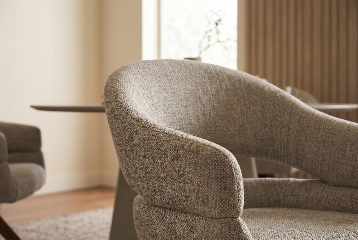 Chaise pivotante ORGANIKO taupe beige tissu structuré piètement en bois de noyer avec accoudoirs