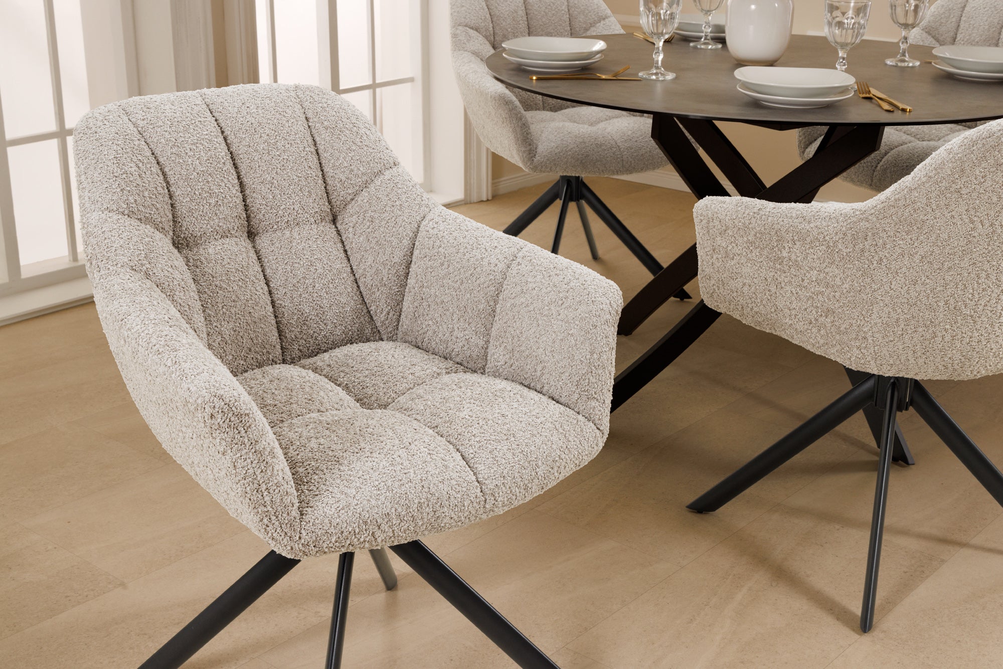 Lote de 2 sillas giratorias PAPILLON beige con reposabrazos, estructura de metal negro
