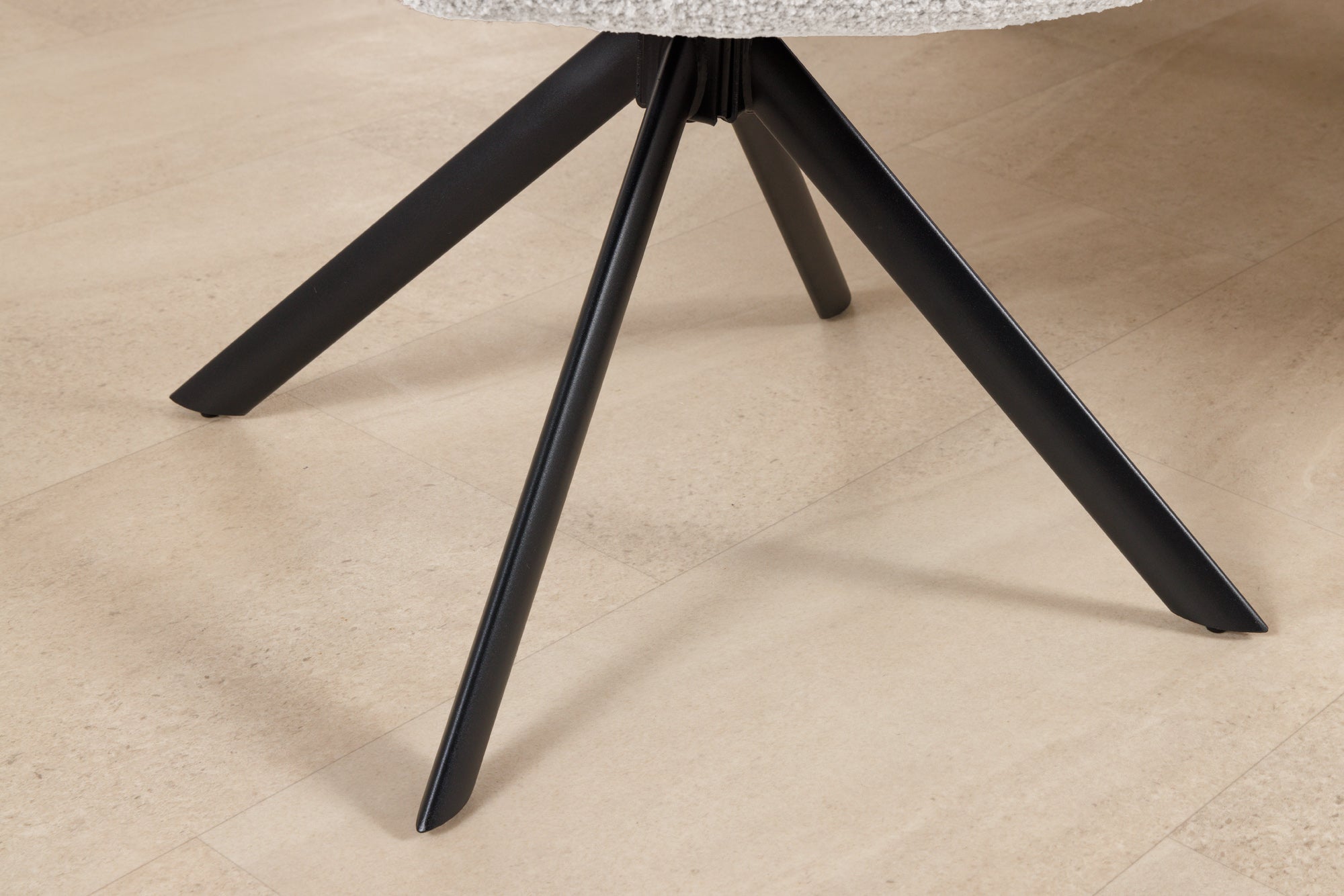Lote de 2 sillas giratorias PAPILLON de bouclé blanco con reposabrazos, estructura de metal negro