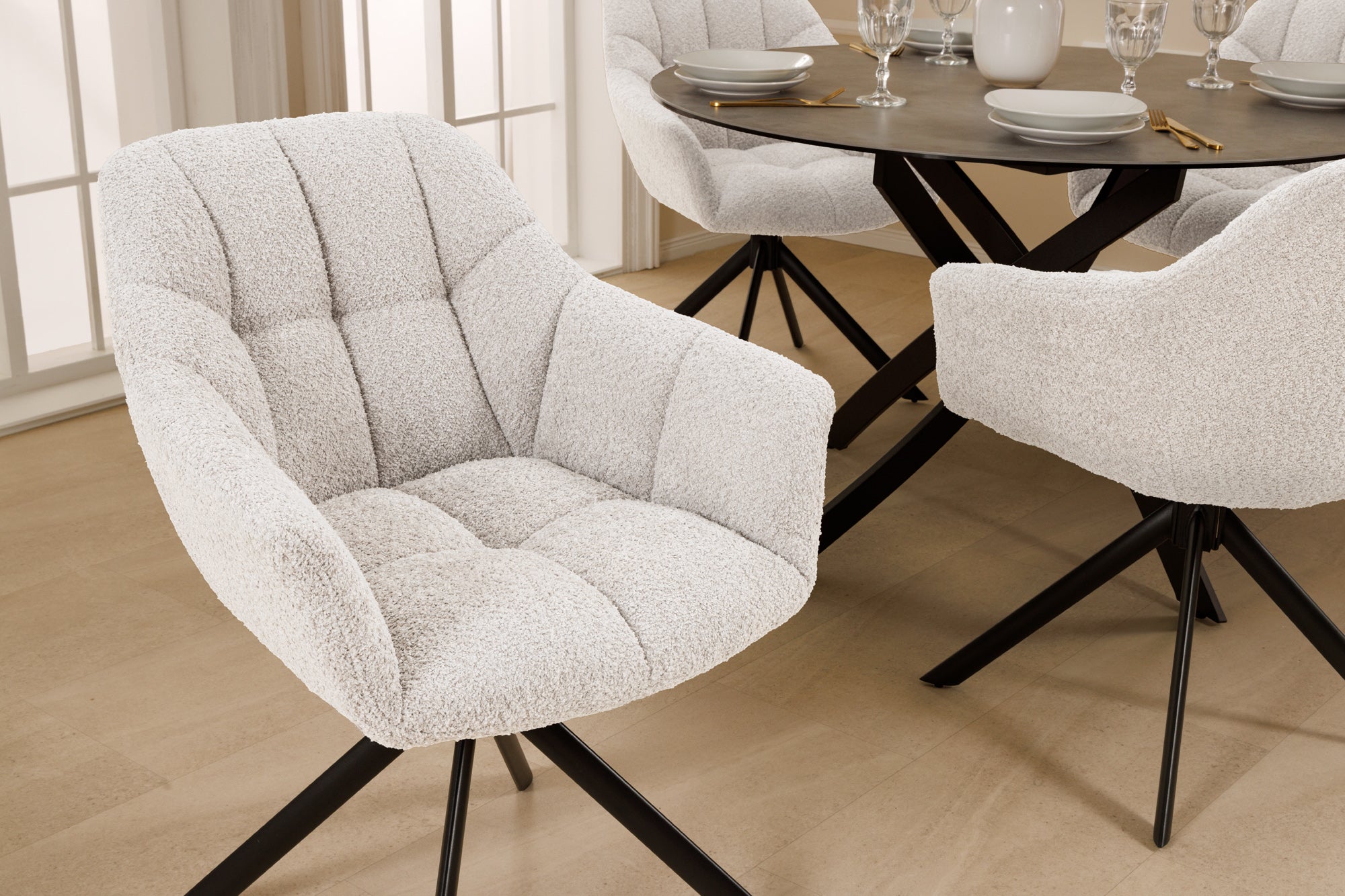 Lote de 2 sillas giratorias PAPILLON de bouclé blanco con reposabrazos, estructura de metal negro