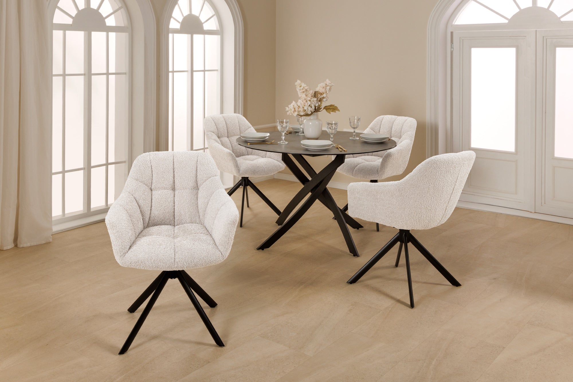 Lote de 2 sillas giratorias PAPILLON de bouclé blanco con reposabrazos, estructura de metal negro