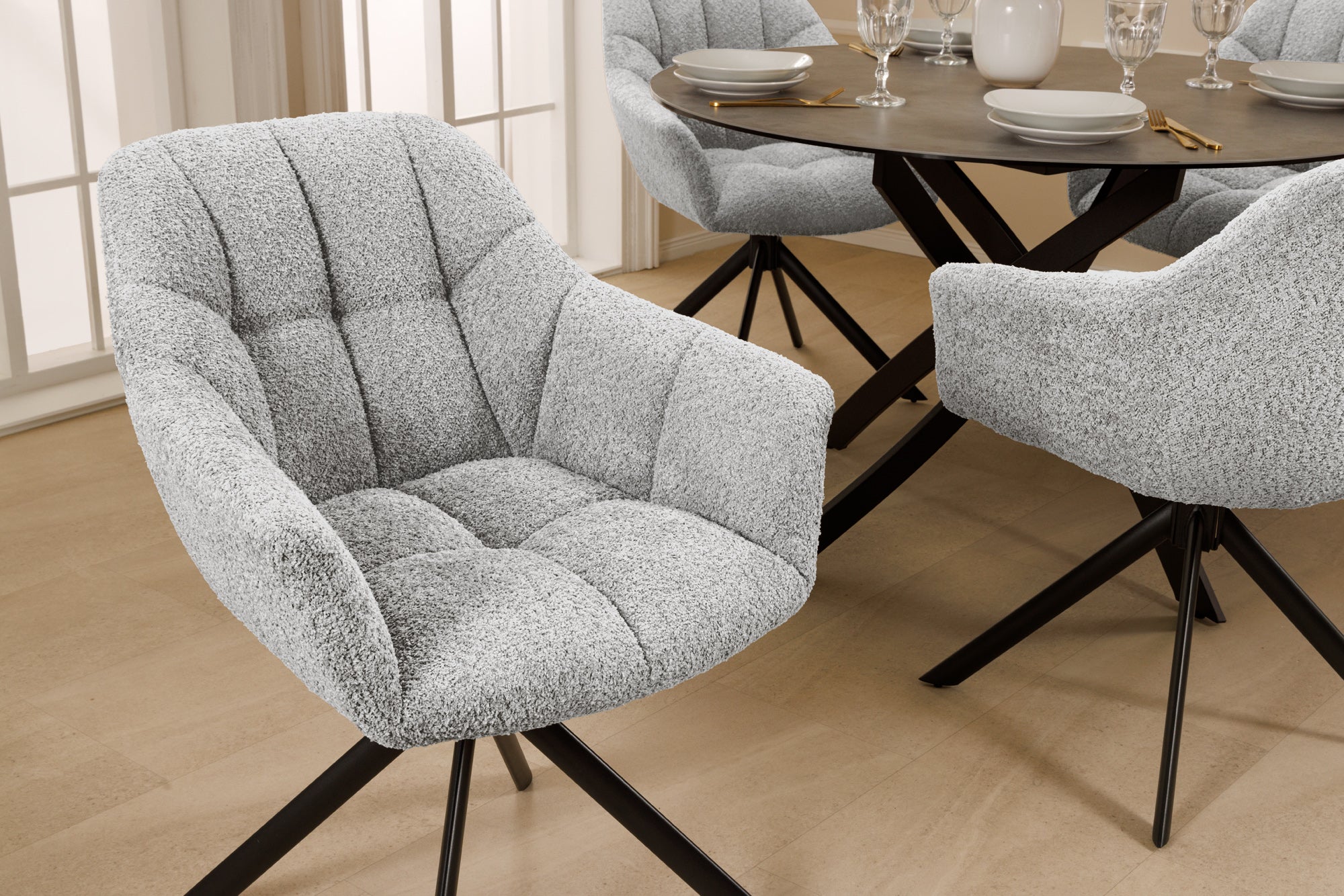Lote de 2 sillas giratorias PAPILLON de bouclé gris con reposabrazos, estructura de metal negro