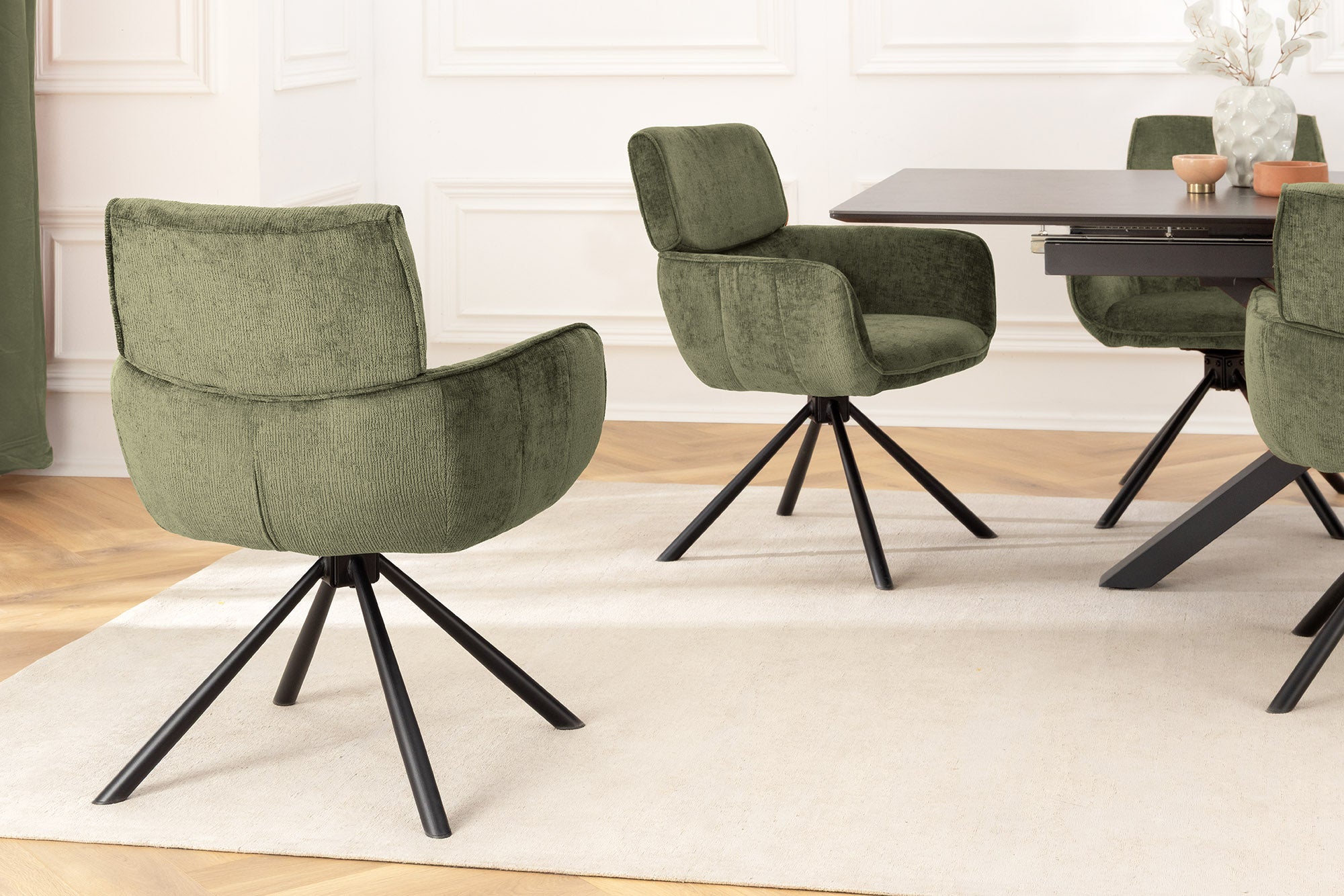Juego de 2x sillas giratorias retro UNIQUE de chenilla verde con patas y reposabrazos de metal negro
