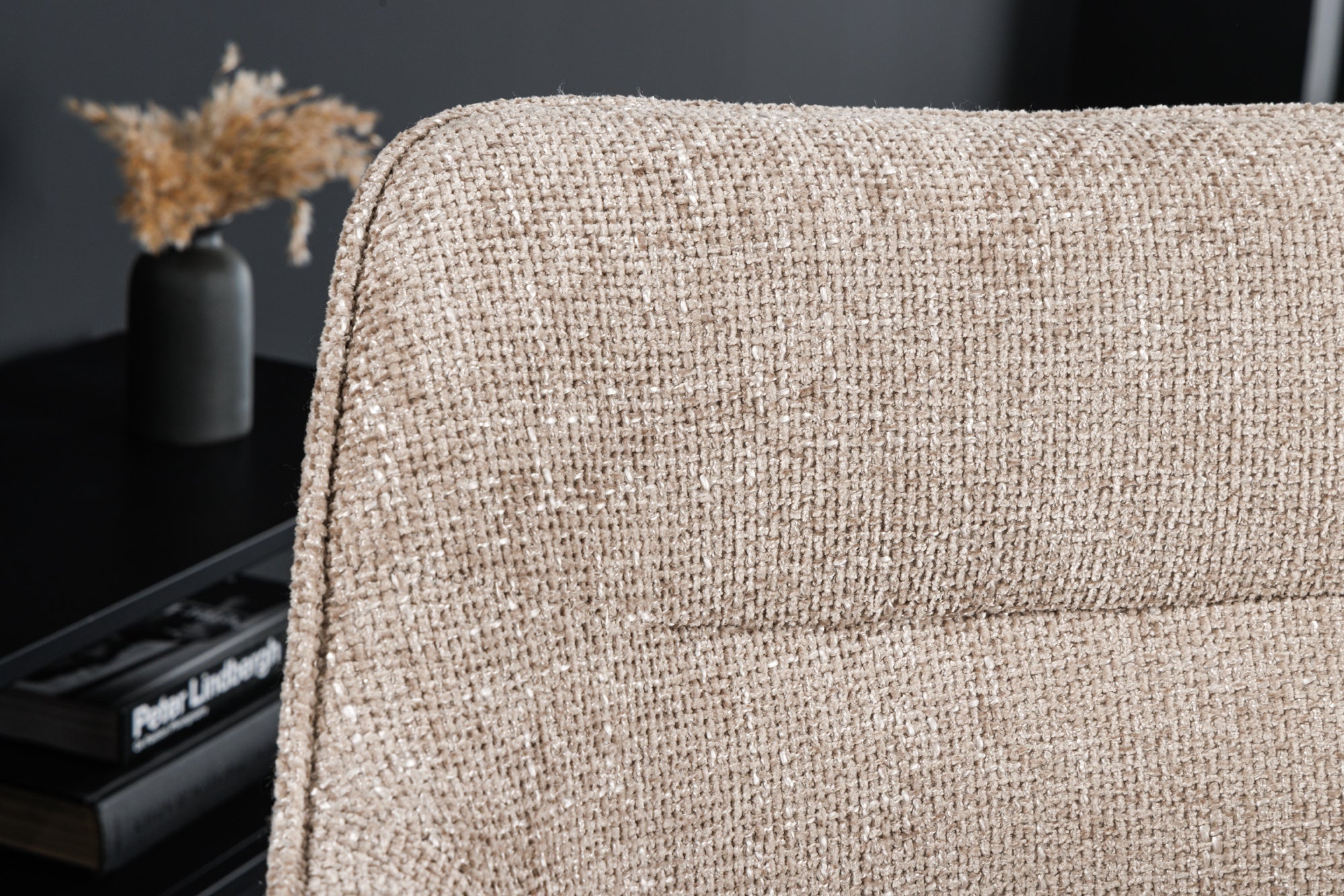 Lote de 2 sillas giratorias VERONA de tela con textura beige champán y brazos y patas de metal negro