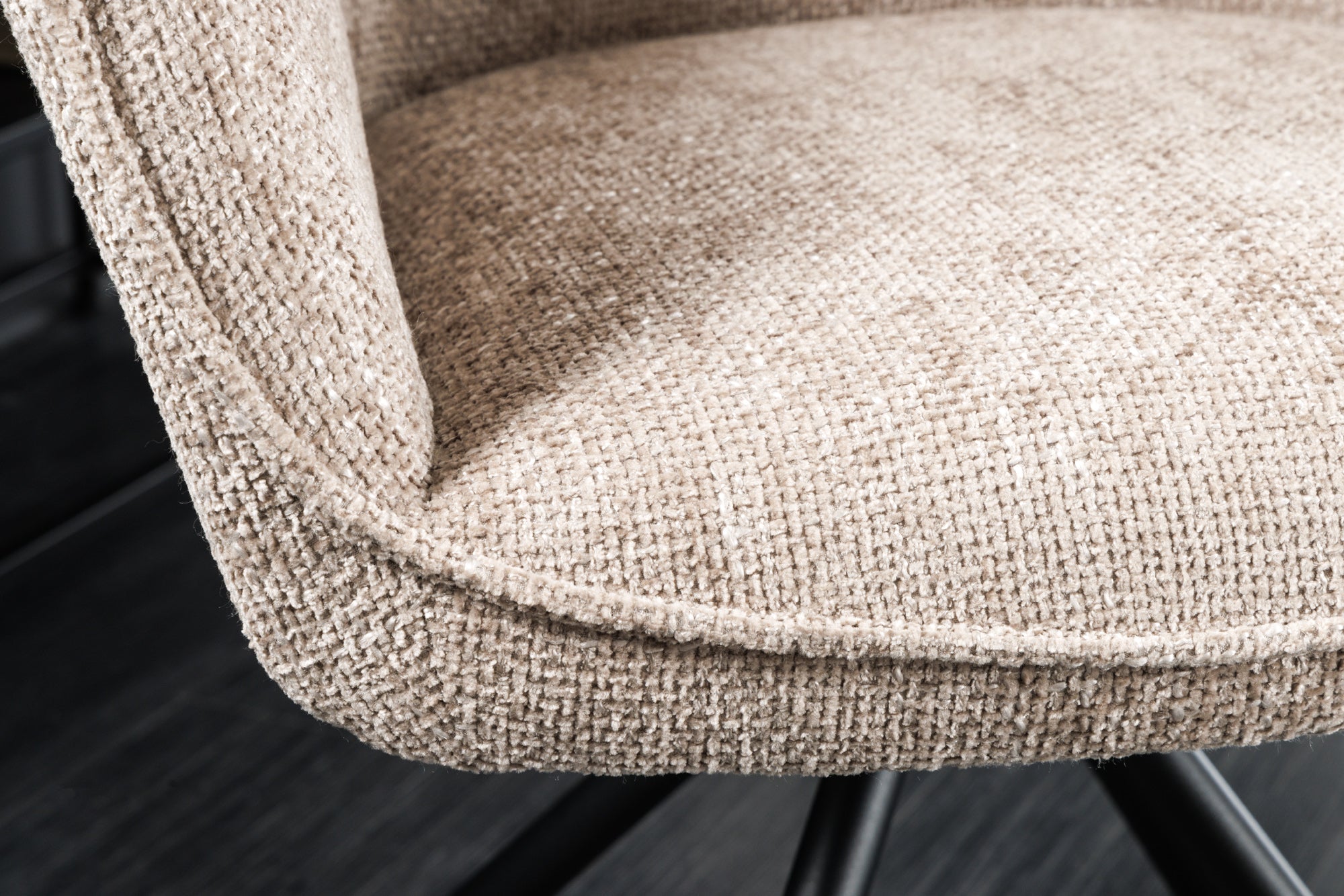 Lote de 2 sillas giratorias VERONA de tela con textura beige champán y brazos y patas de metal negro