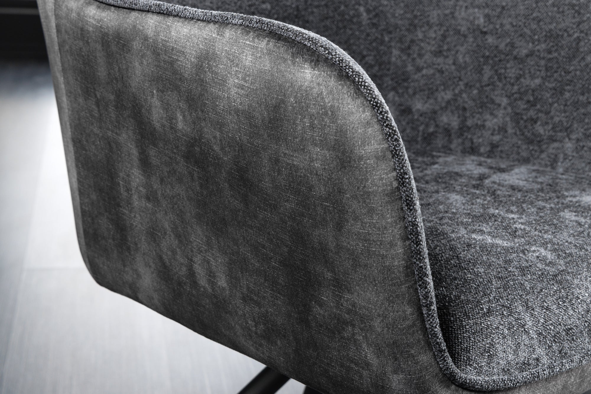 Lote de 2 sillas giratorias VERONA de tela con textura de terciopelo gris oscuro y brazos y patas de metal negro