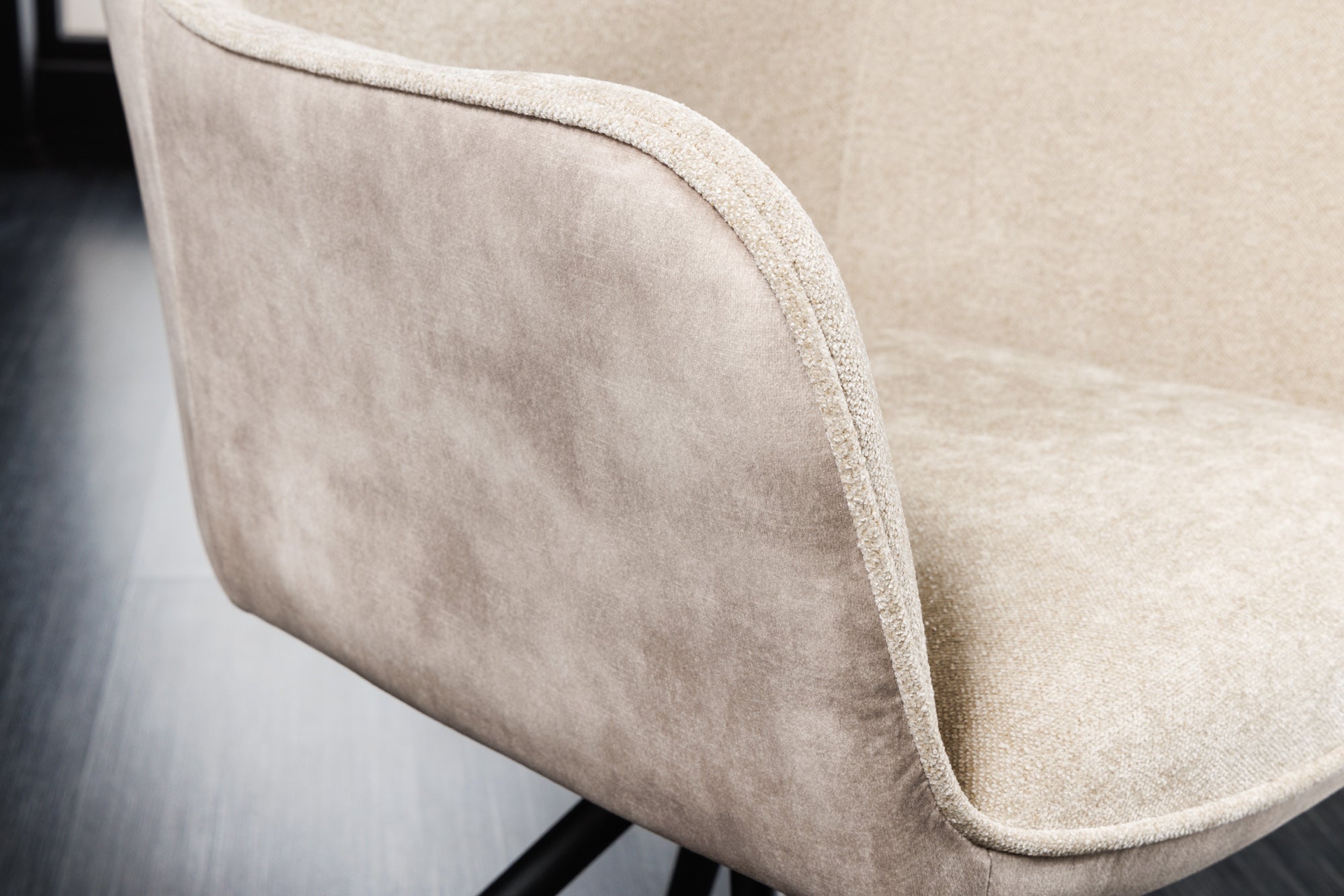 Lote de 2 sillas giratorias VERONA de tela con textura de terciopelo beige champán y reposabrazos con patas de metal negro