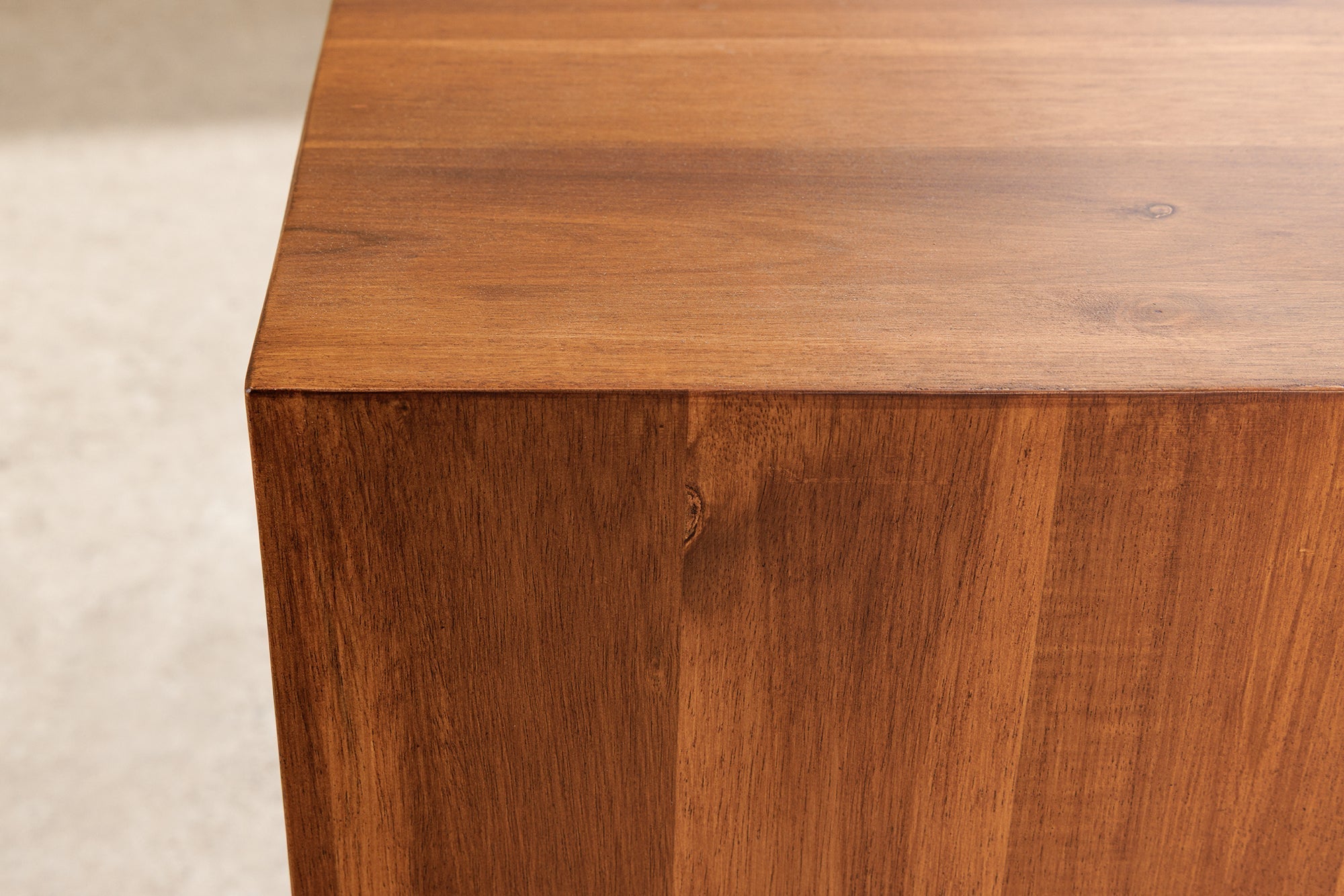Colonne décorative en bois massif COLUMNA 50cm table d’appoint en acacia marron