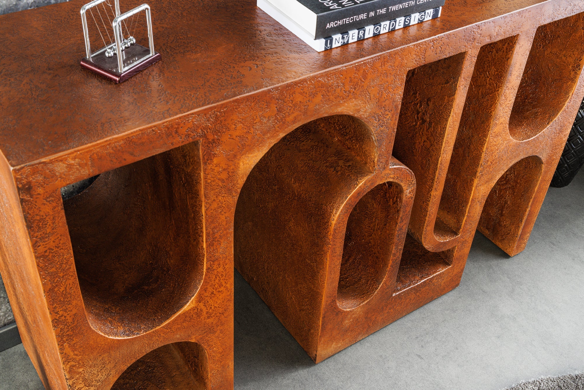 Consola abstracta ART AMBIENTE 120cm en hormigón con aspecto de cobre oxidado diseño de arco redondo