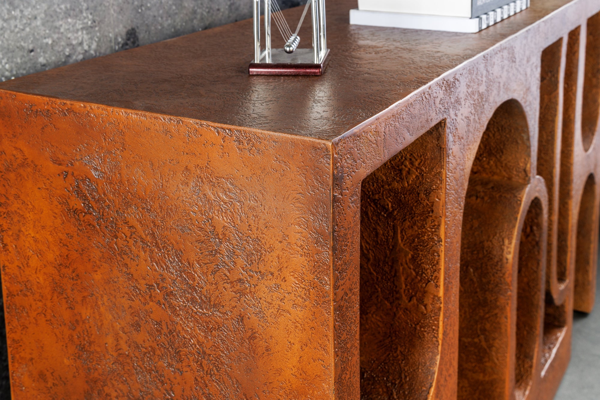 Consola abstracta ART AMBIENTE 120cm en hormigón con aspecto de cobre oxidado diseño de arco redondo