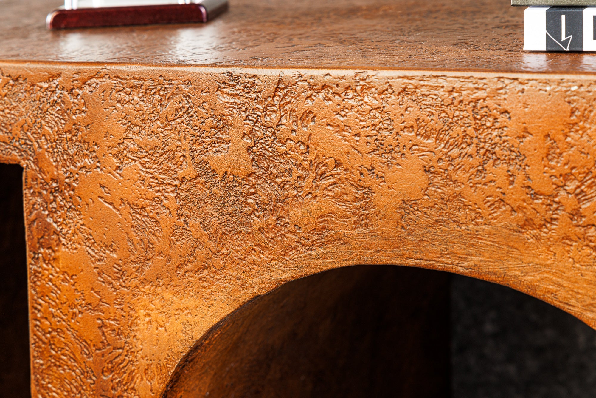 Consola abstracta ART AMBIENTE 120cm en hormigón con aspecto de cobre oxidado diseño de arco redondo