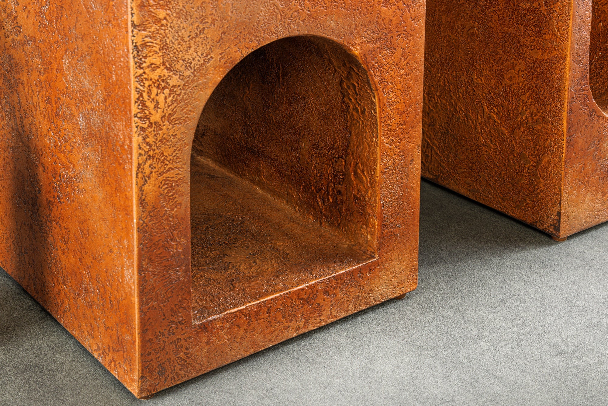 Consola abstracta ART AMBIENTE 120cm en hormigón con aspecto de cobre oxidado diseño de arco redondo