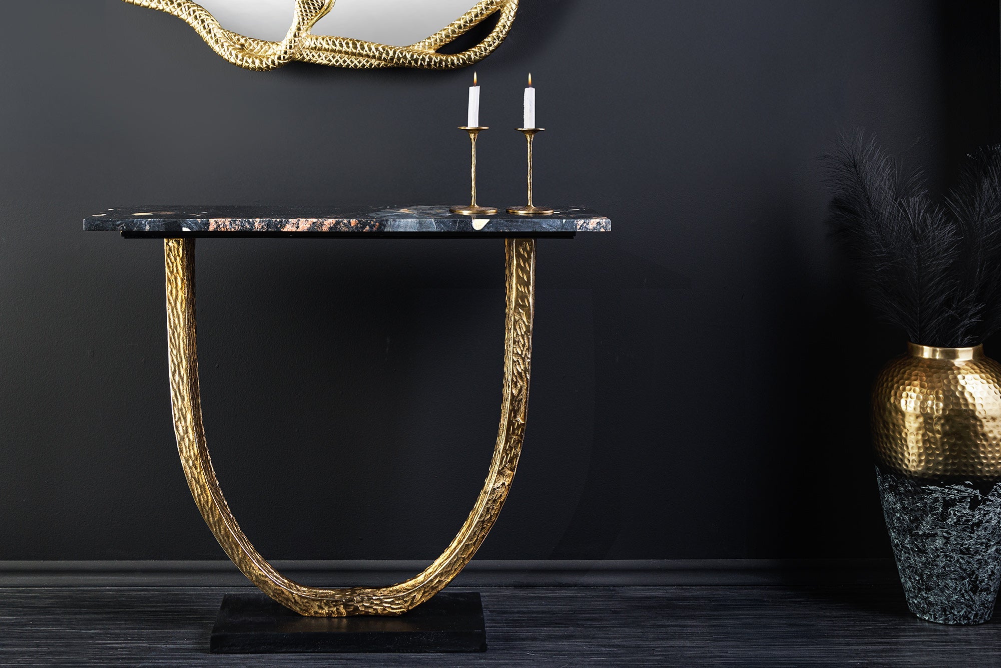 Consola artesanal OMEGA 80cm mármol negro metal dorado