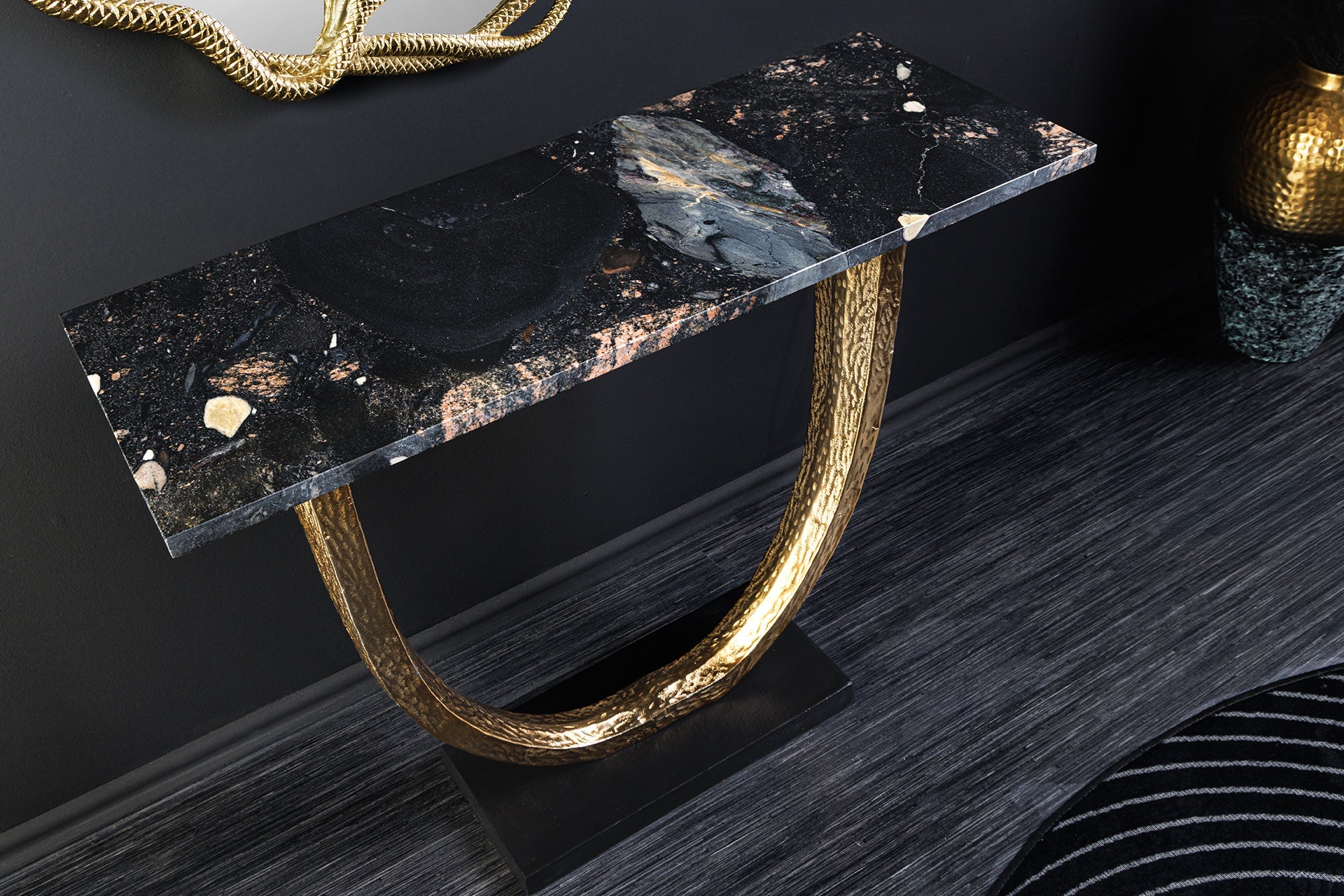 Consola artesanal OMEGA 80cm mármol negro metal dorado