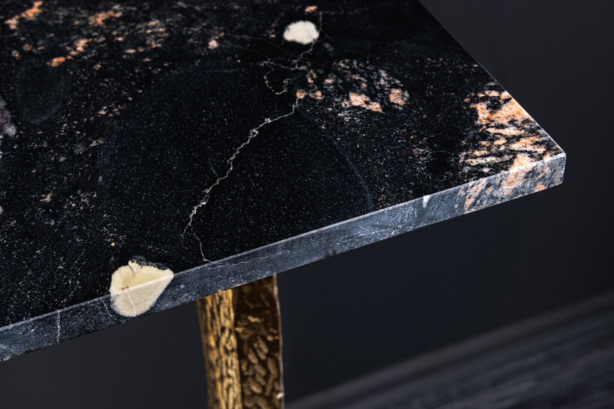 Consola artesanal OMEGA 80cm mármol negro metal dorado