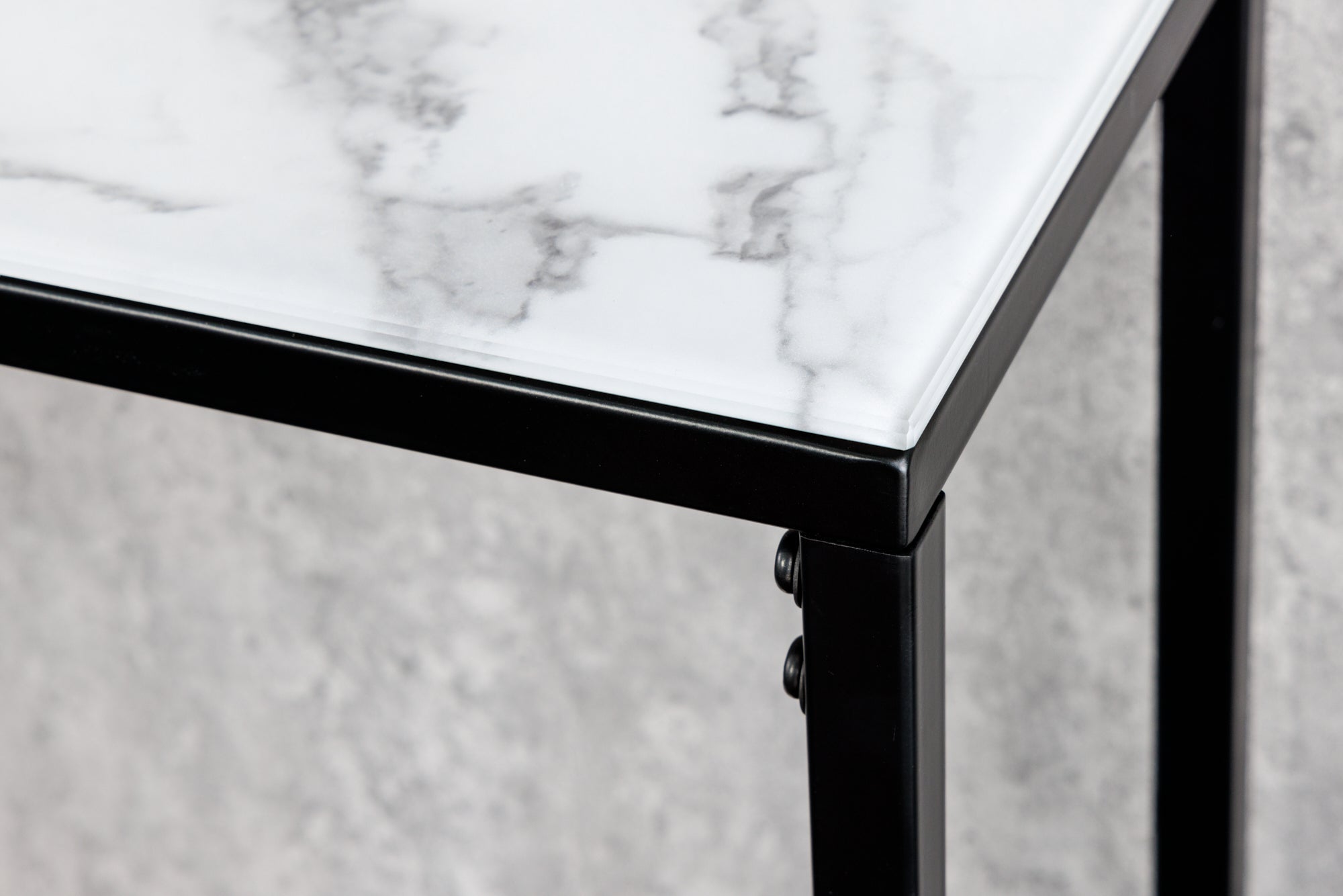 Elegante consola BOUTIQUE de 110 cm en cristal blanco con decoración de mármol y marco negro
