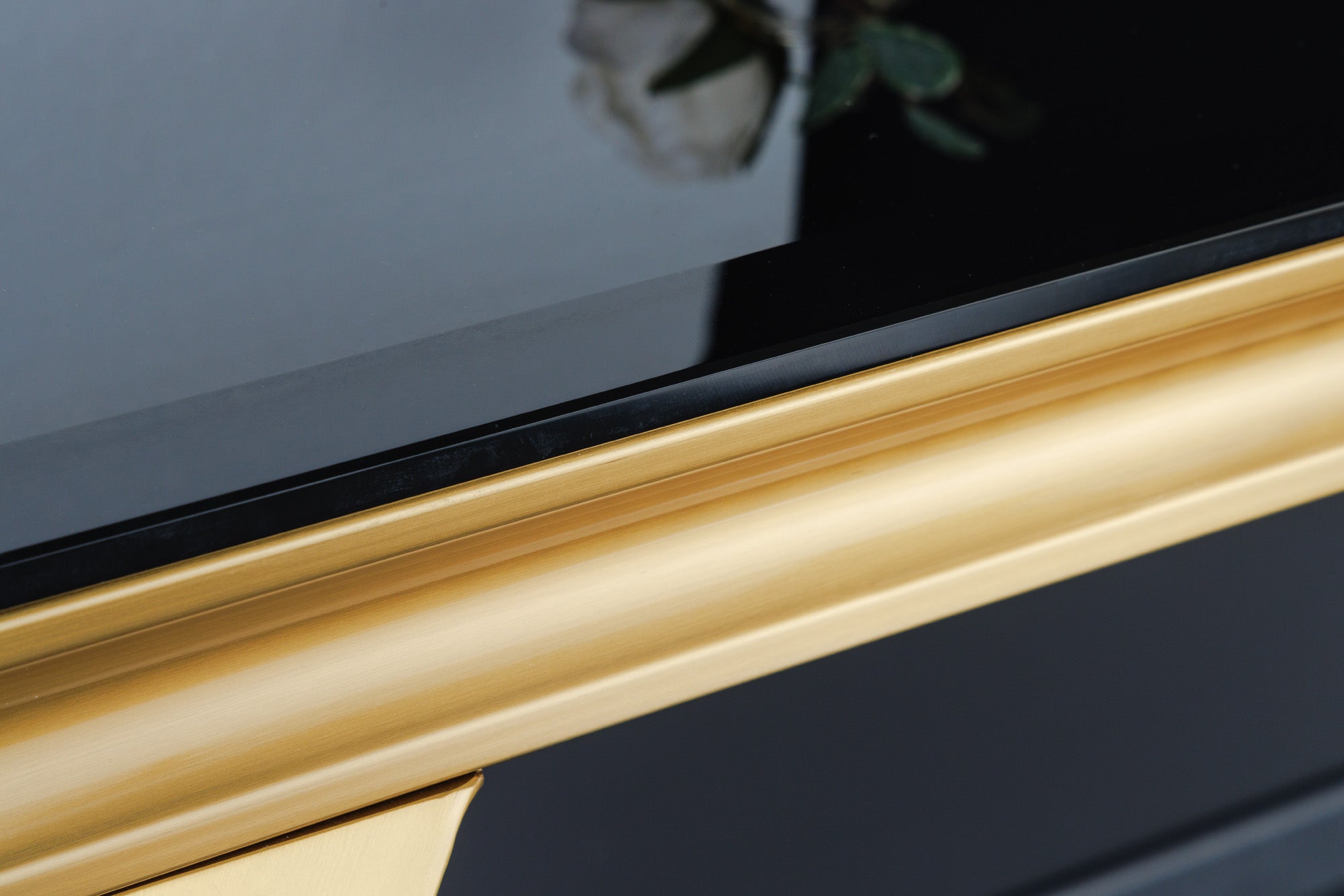 Elegante consola moderna de estilo barroco de 145 cm, cristal opal negro, patas de acero inoxidable