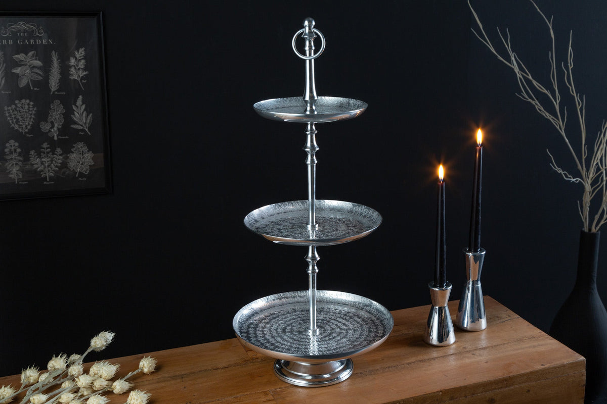 Élégant présentoir à gâteaux ORIENT 65 cm argenté au design marteau sauvage avec trois niveaux