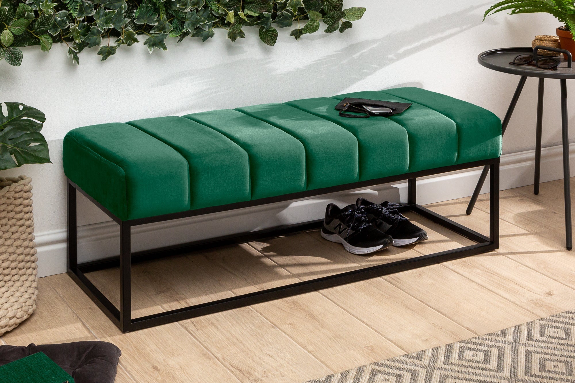 Elégante banquette PETIT BEAUTÉ 110cm velours vert émeraude structure noire