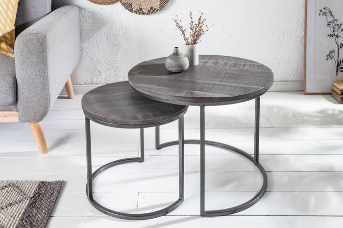 Ensemble de 2 tables d'appoint industrielles ELEMENTS 60 cm en bois de manguier gris massif rondes en métal noir