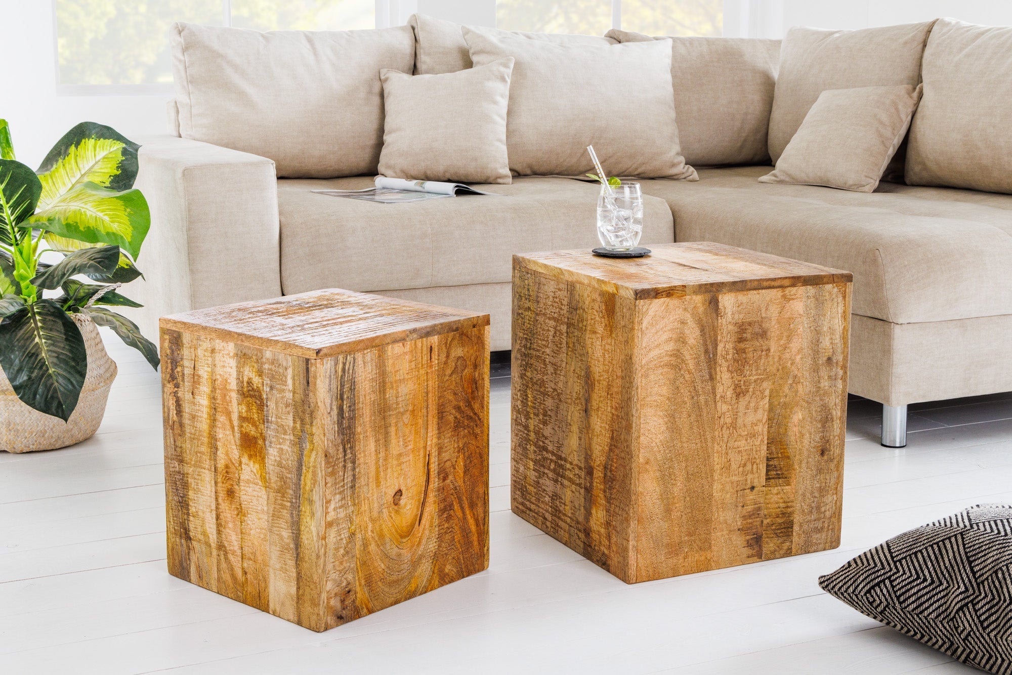 ensemble-solide-de-2-tables-dappoint-curacao-45-cm-table-basse-cube-en-bois-de-manguier-naturel-faite-a-la-main_42577 (inv)