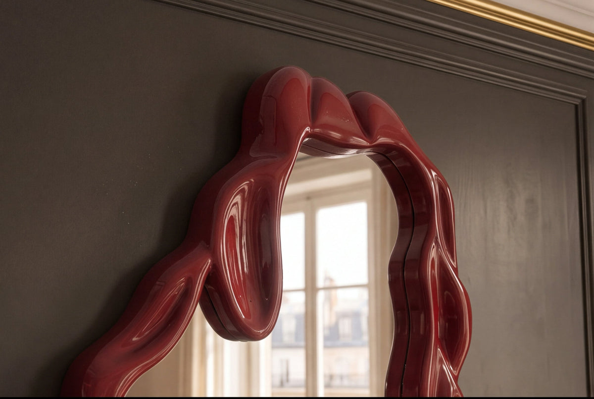 Extravaganter Wandspiegel FLUIDUM 150cm rot vertikale Aufhängung organische Form