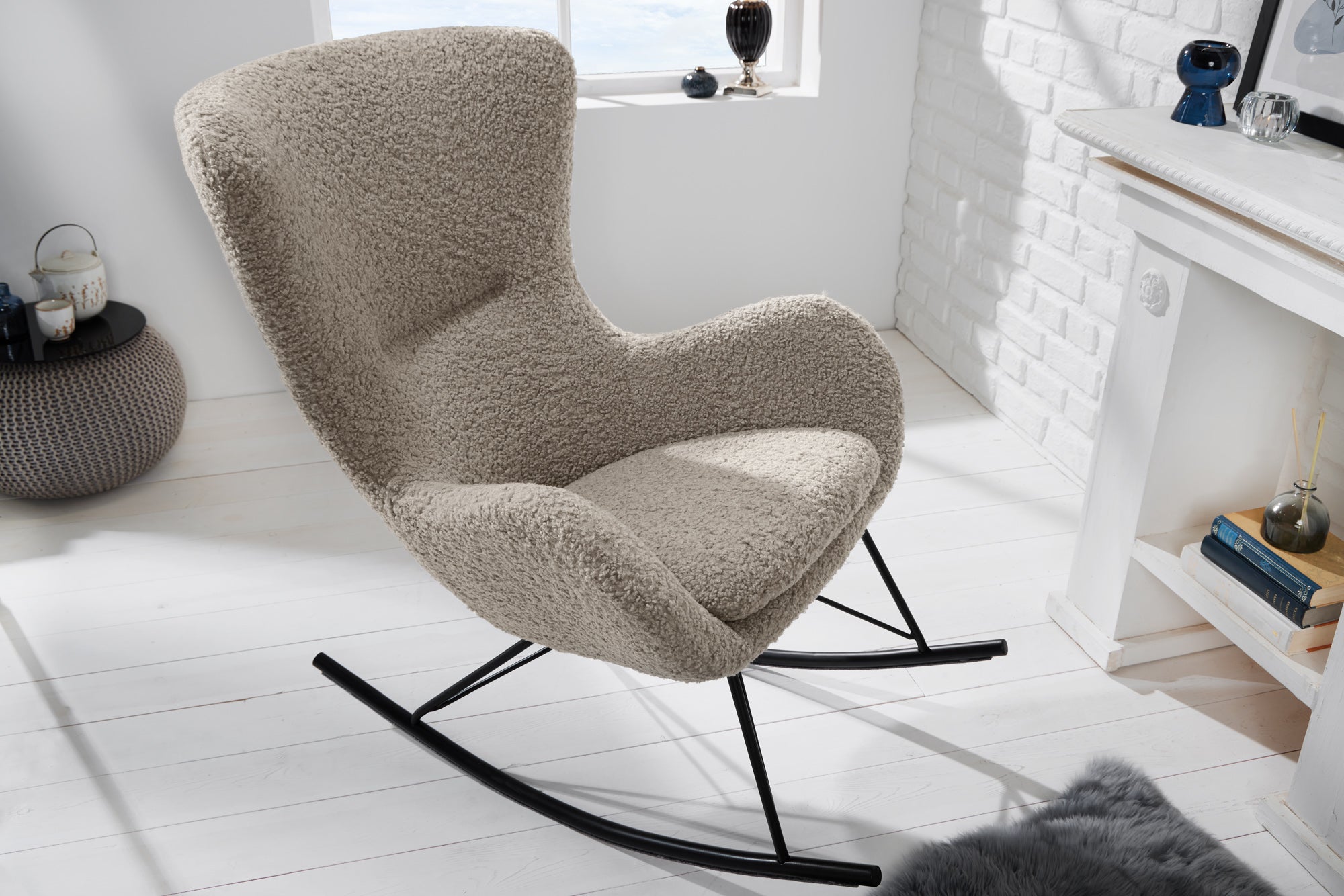 Fauteuil à bascule design SCANDINAVIA SWING champagne grège Fauteuil bouclé métal noir