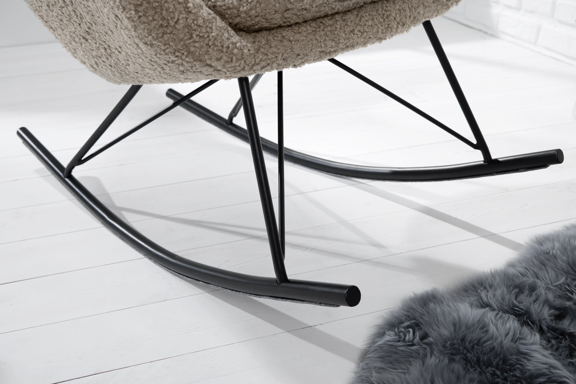 Fauteuil à bascule design SCANDINAVIA SWING champagne grège Fauteuil bouclé métal noir