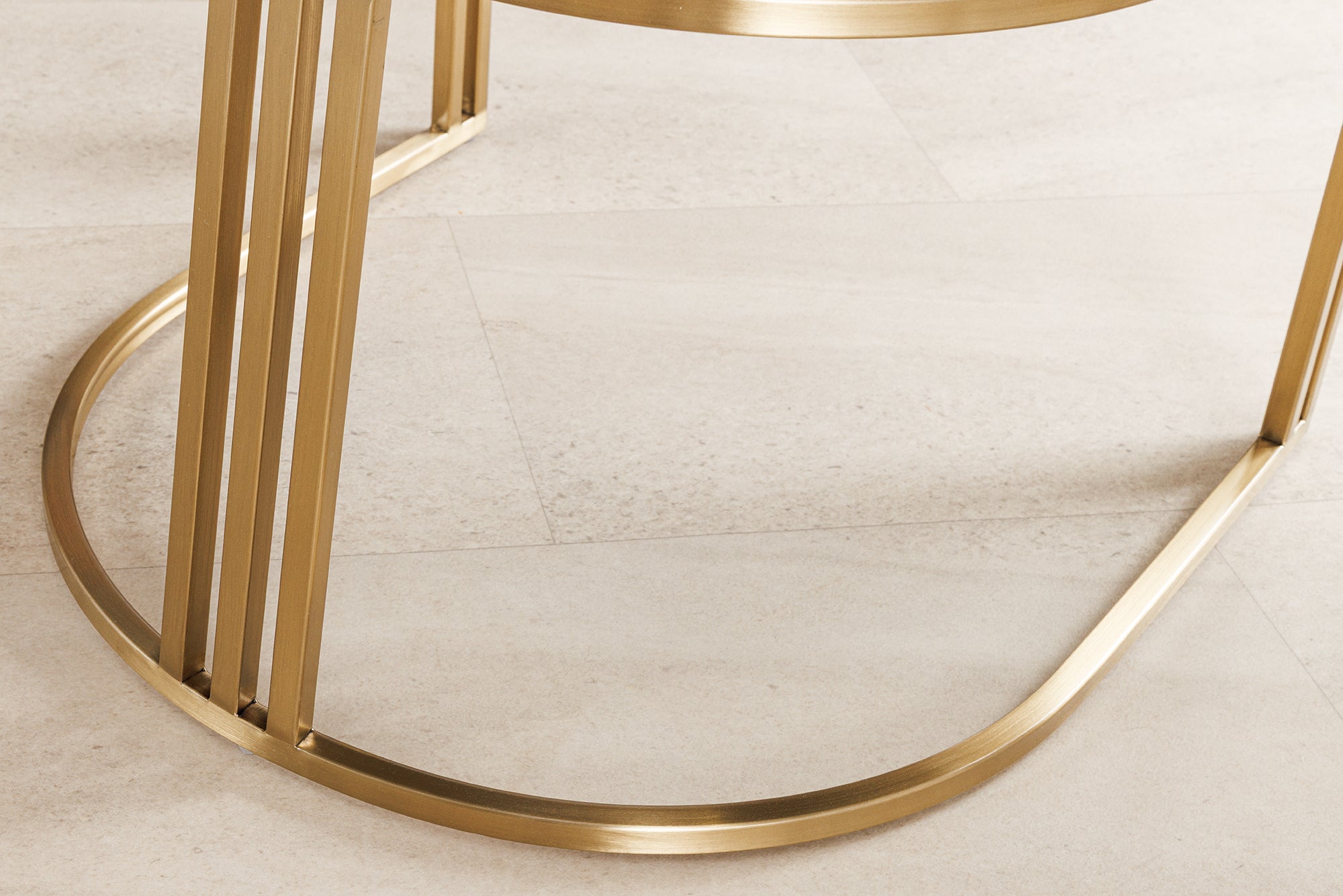 Lote de 2 sillones EXTRAVAGANCIA con reposabrazos en metal dorado champán cepillado Tela de chenilla beige