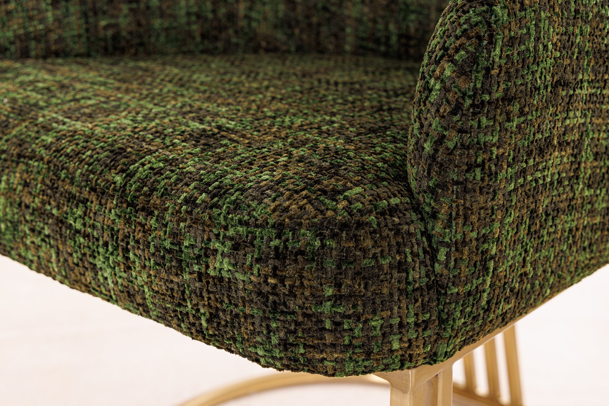 Lot de 2x fauteuils avec accoudoirs EXTRAVAGANCIA tissu chenille vert foncé métal brossé champagne doré