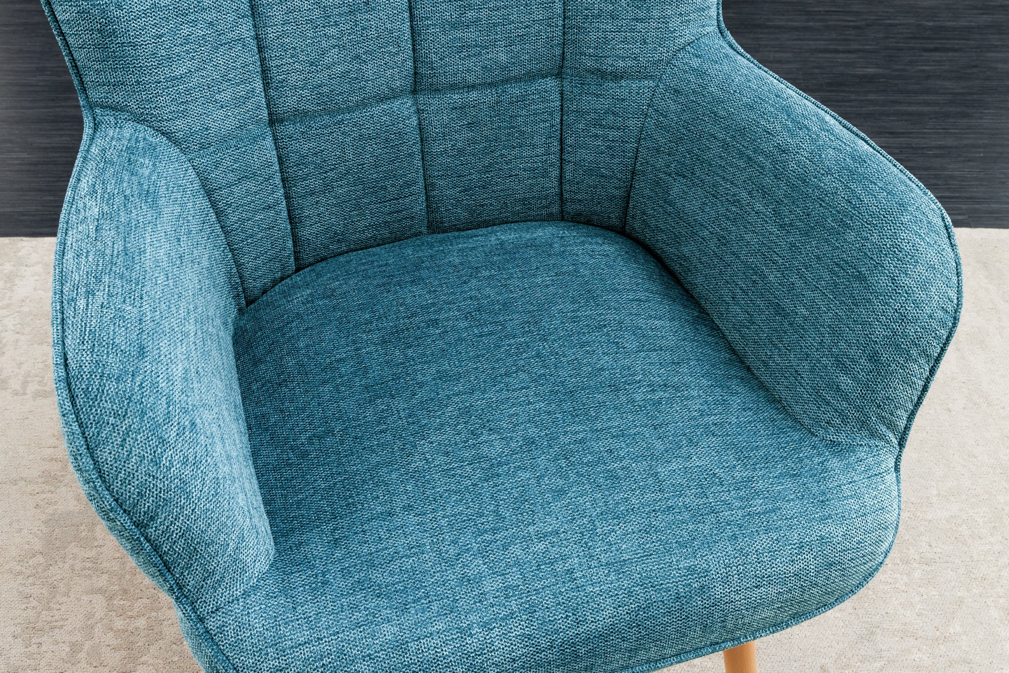 Fauteuil moderne SCANDINAVIA tissu texturé bleu pieds en bois massif avec accoudoirs