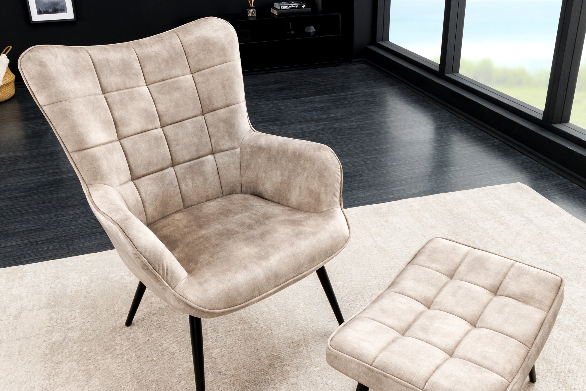 Fauteuil moderne SCANDINAVIA velours beige champagne pieds métal noir avec accoudoirs